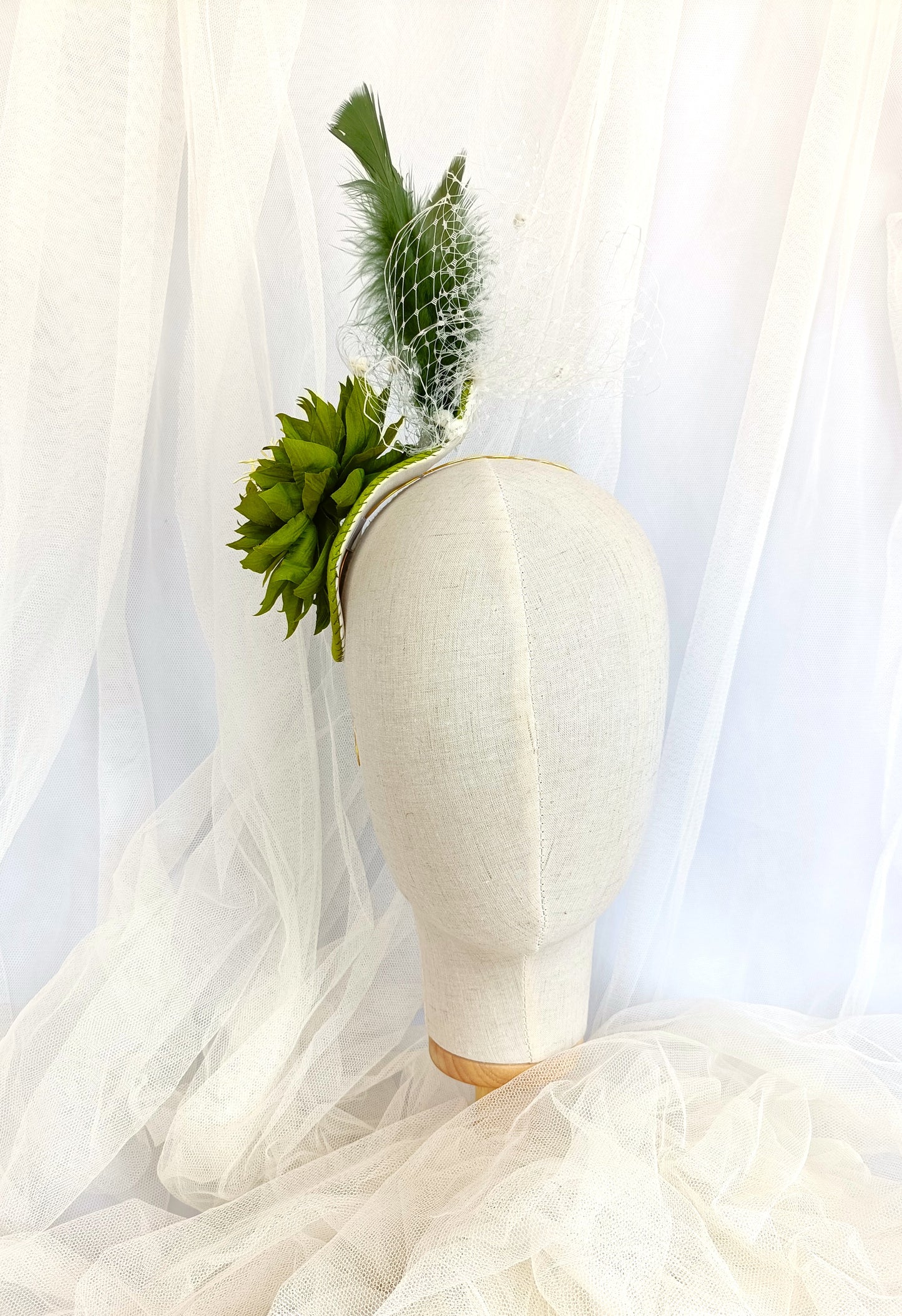 Tocado verde con flor y plumas, Tocado de boda con flor verde y velo blanco, Tocados llamativo para invitada.
