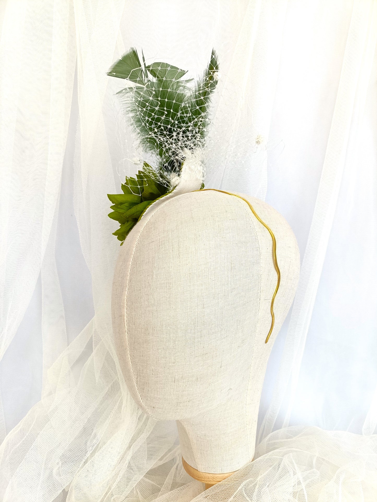 Tocado verde con flor y plumas, Tocado de boda con flor verde y velo blanco, Tocados llamativo para invitada.