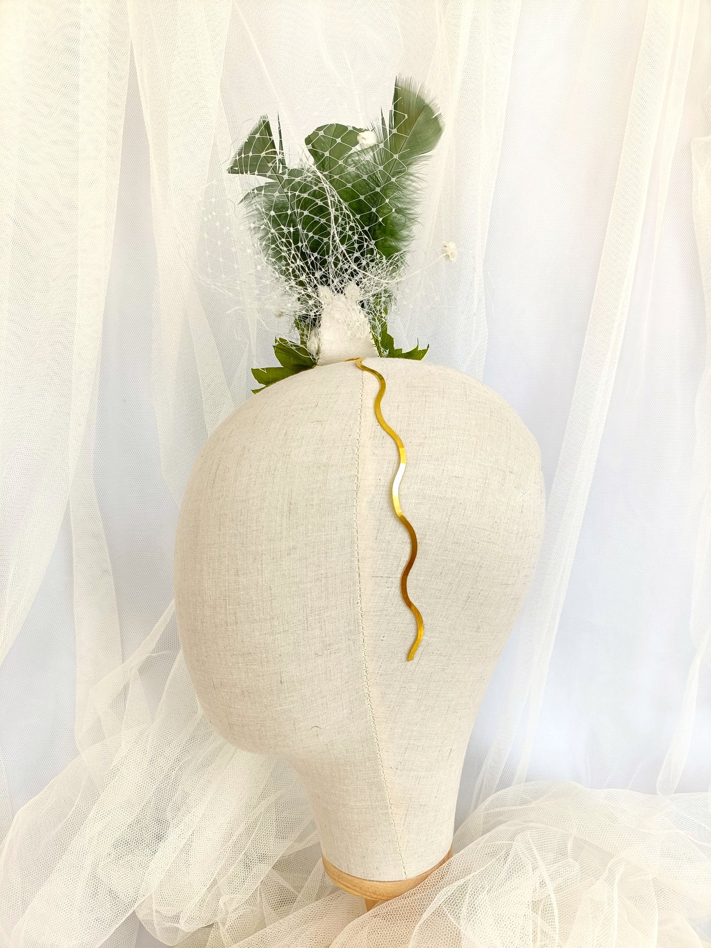 Tocado verde con flor y plumas, Tocado de boda con flor verde y velo blanco, Tocados llamativo para invitada.
