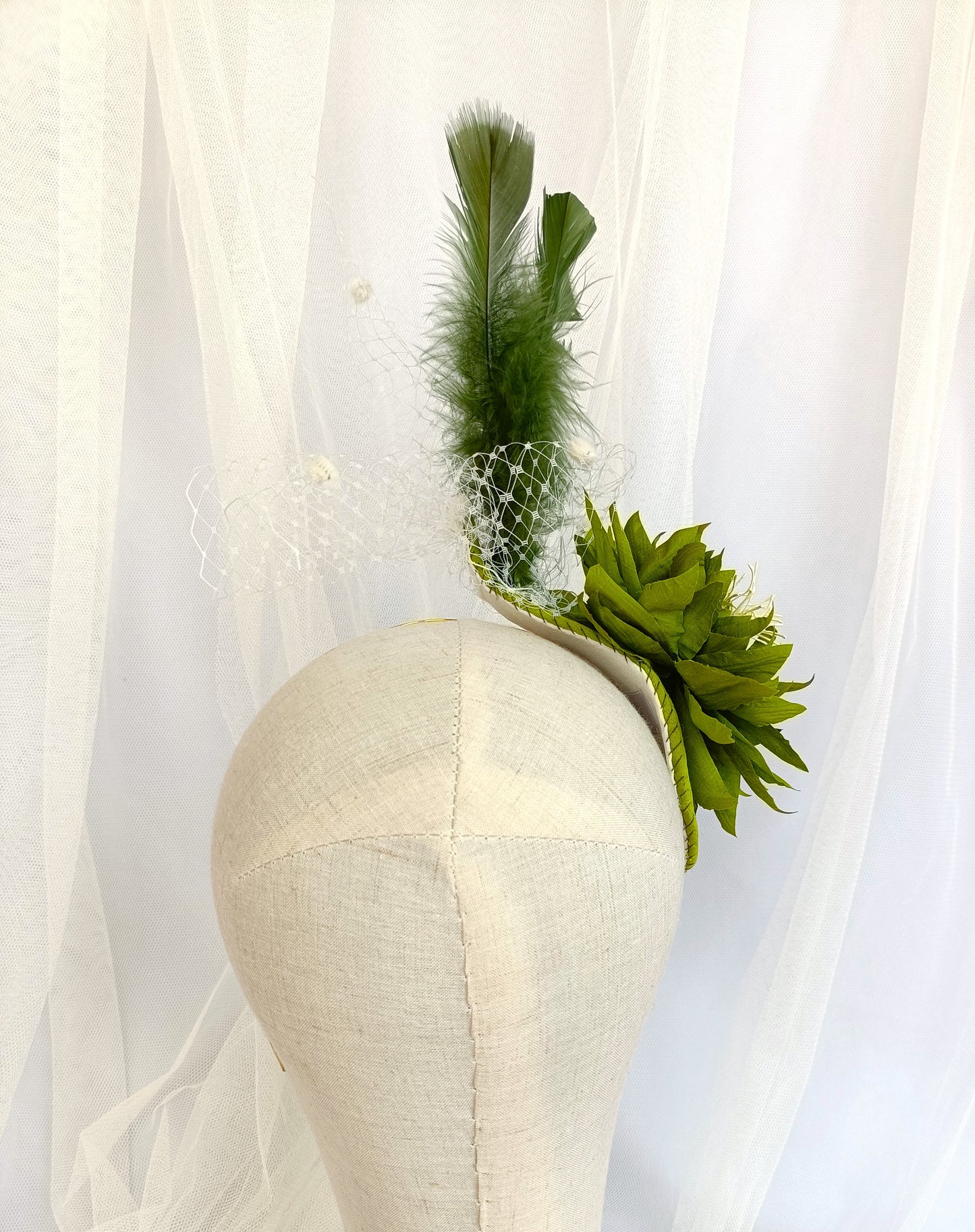 Tocado verde con flor y plumas, Tocado de boda con flor verde y velo blanco, Tocados llamativo para invitada.