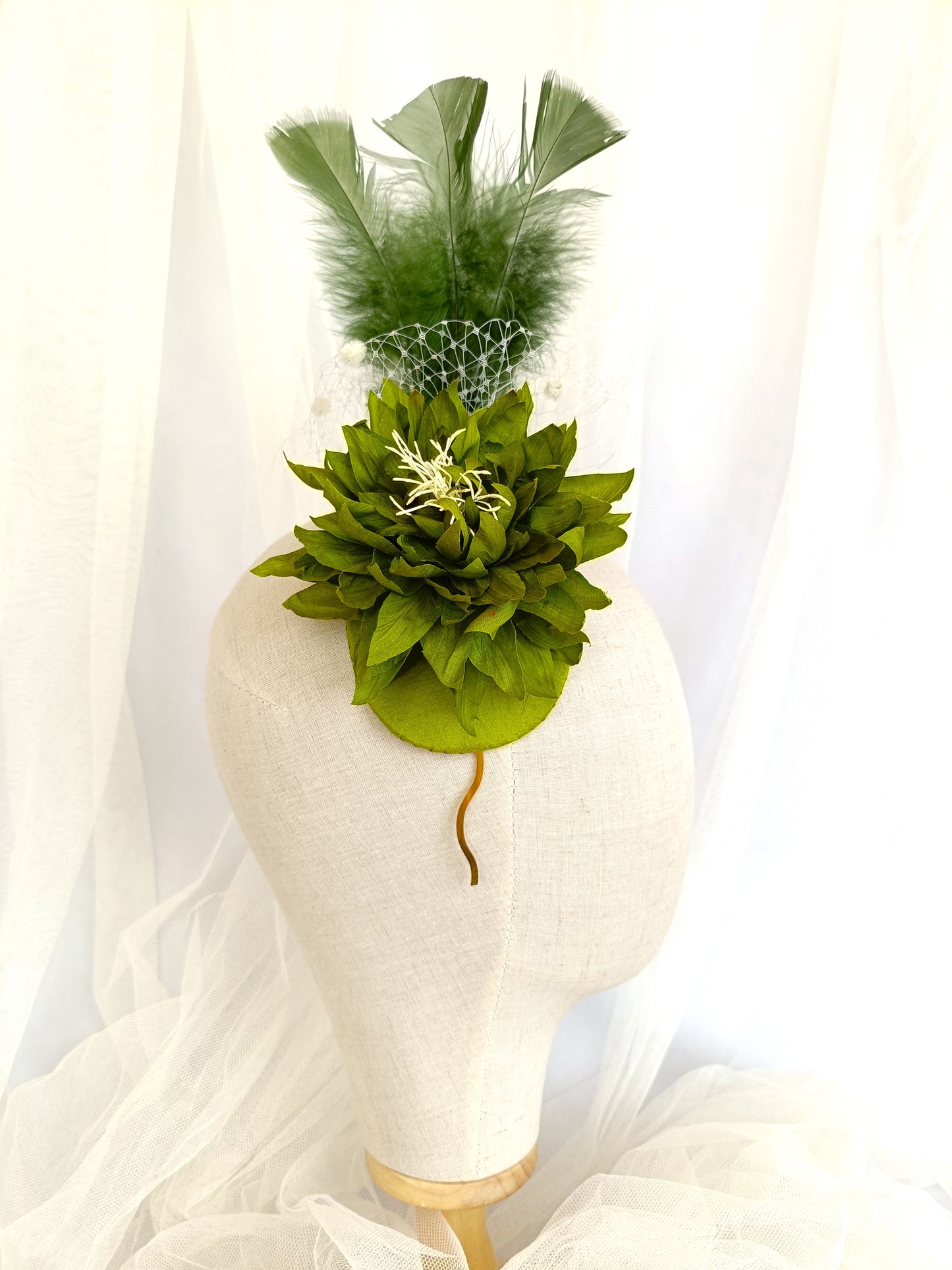 Tocado verde con flor y plumas, Tocado de boda con flor verde y velo blanco, Tocados llamativo para invitada.