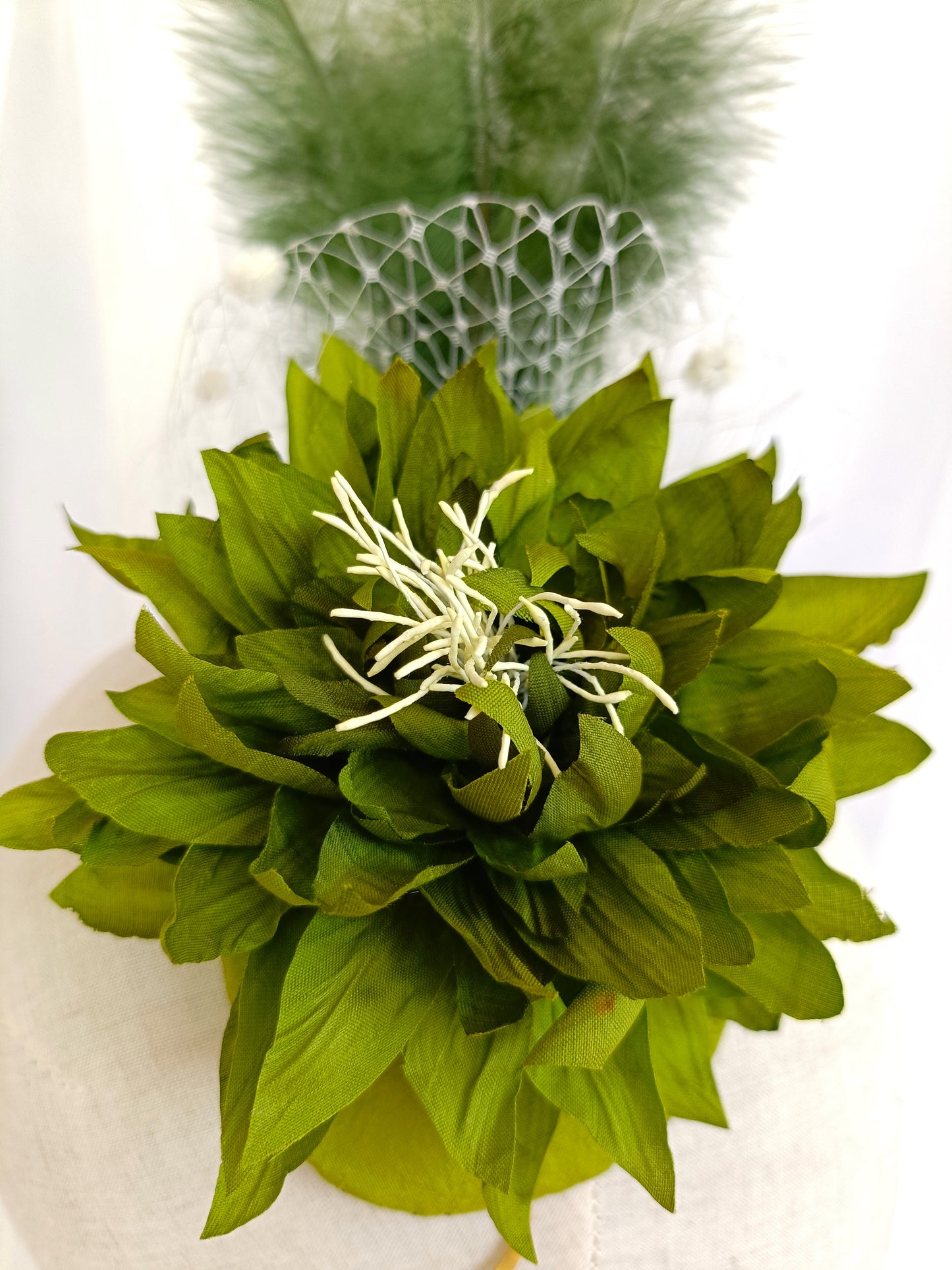 Tocado verde con flor y plumas, Tocado de boda con flor verde y velo blanco, Tocados llamativo para invitada.
