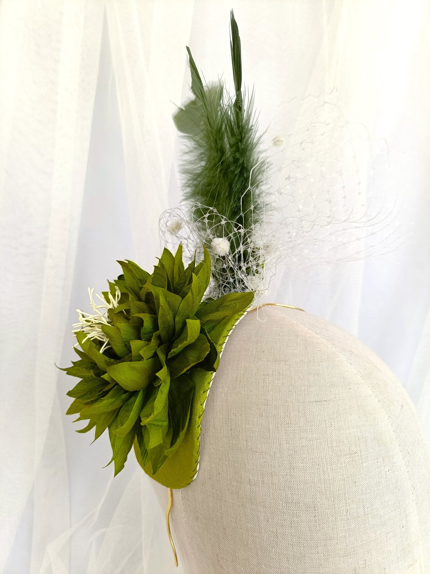 Tocado verde con flor y plumas, Tocado de boda con flor verde y velo blanco, Tocados llamativo para invitada.