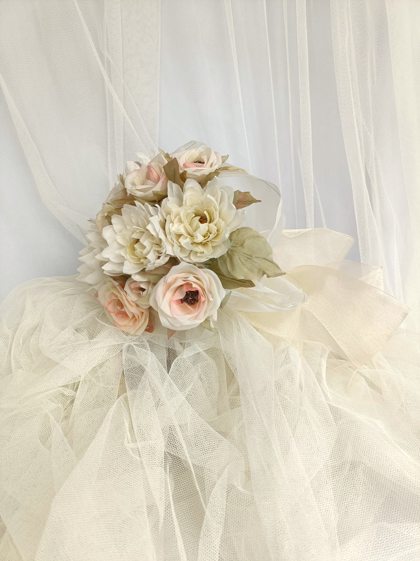 Ramo de novia con rosas y dalias en seda, tonos blanco roto y rosa suave, diseño romántico y realista hecho a mano.