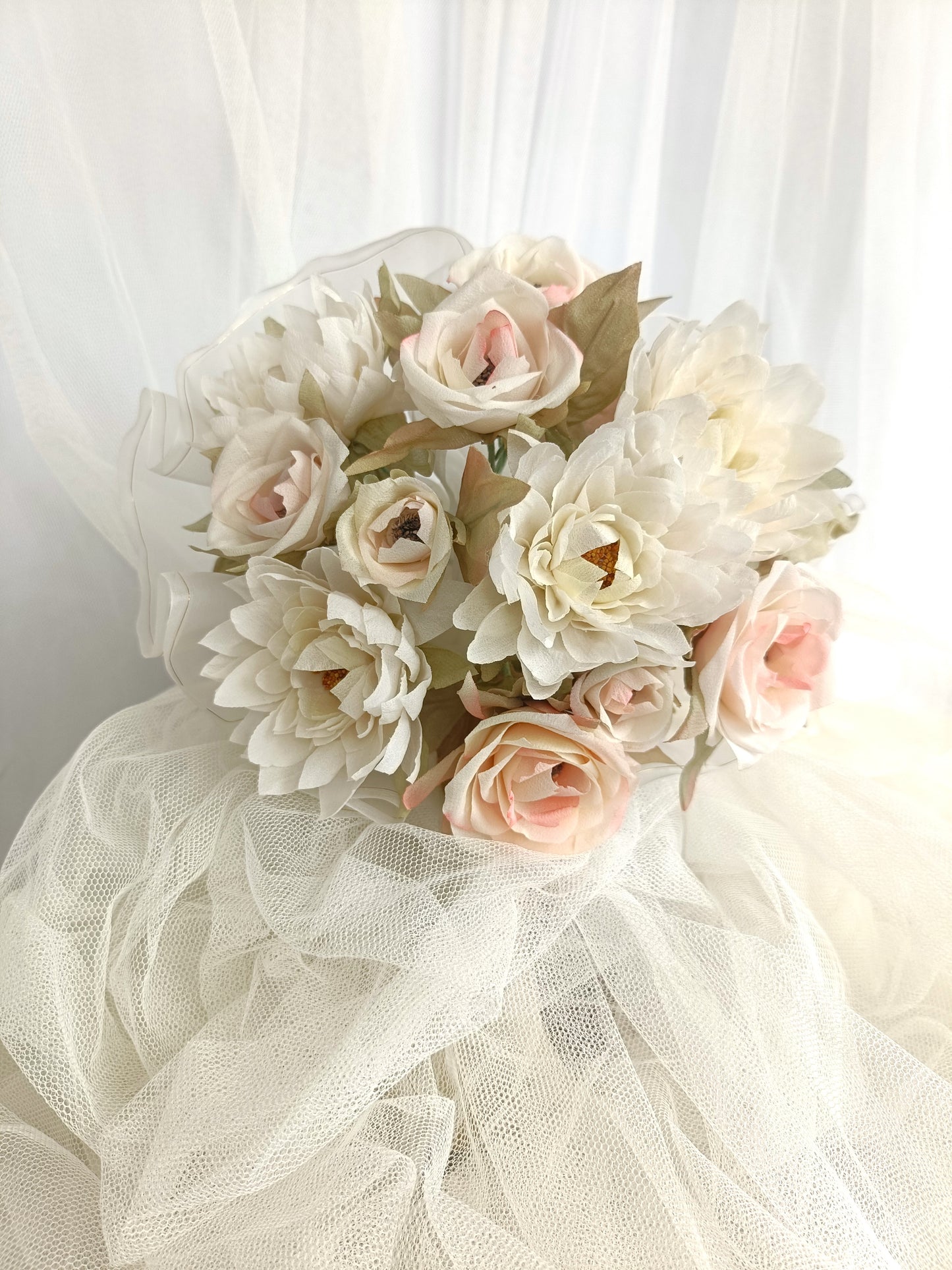 Ramo de novia con rosas y dalias en seda, tonos blanco roto y rosa suave, diseño romántico y realista hecho a mano.