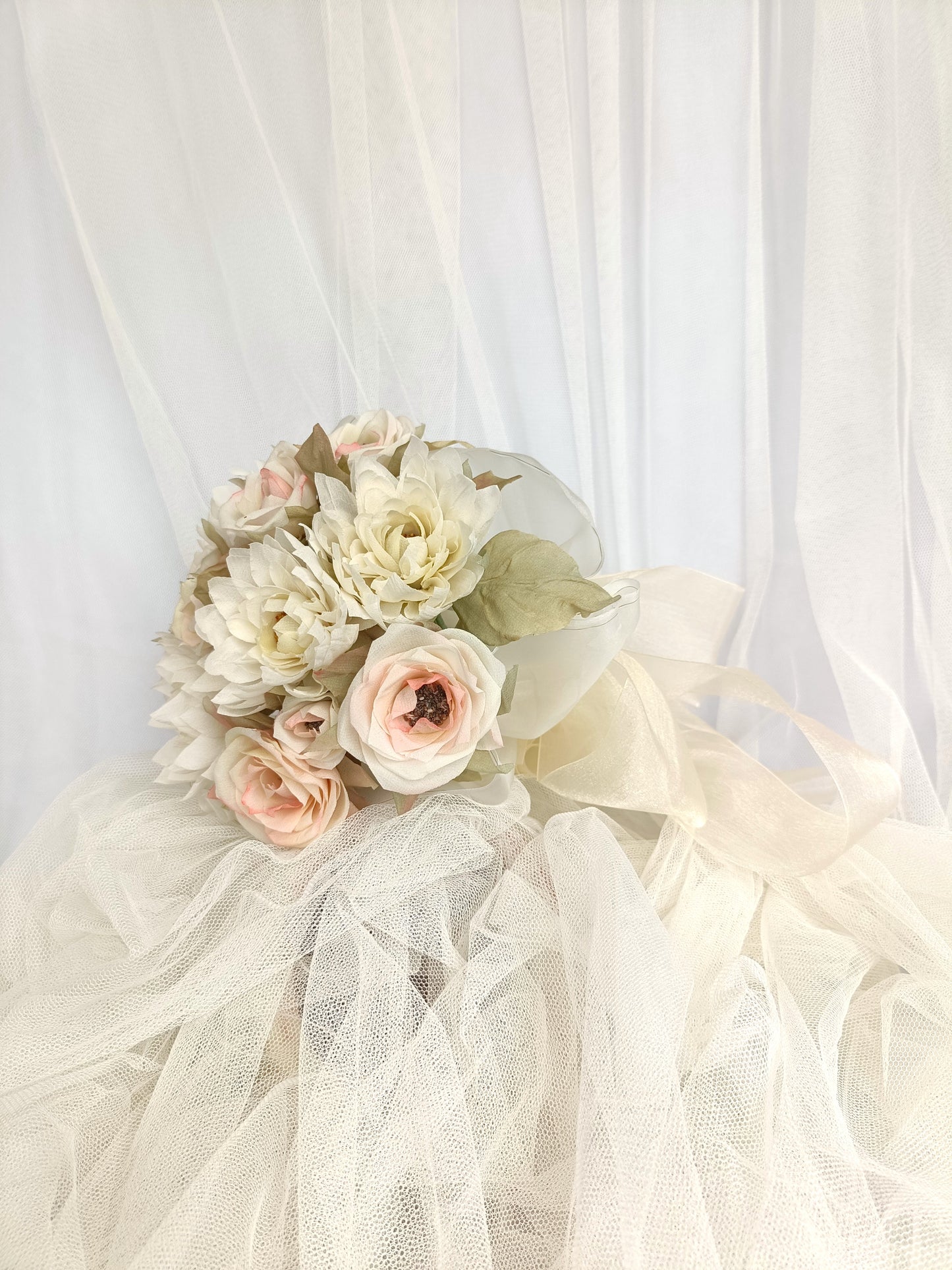 Ramo de novia con rosas y dalias en seda, tonos blanco roto y rosa suave, diseño romántico y realista hecho a mano.