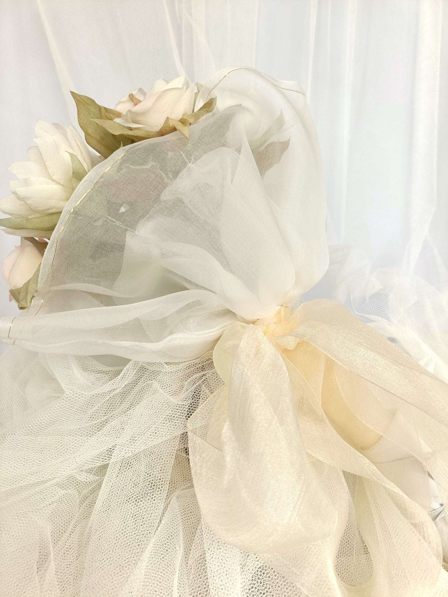 Ramo de novia con rosas y dalias en seda, tonos blanco roto y rosa suave, diseño romántico y realista hecho a mano.