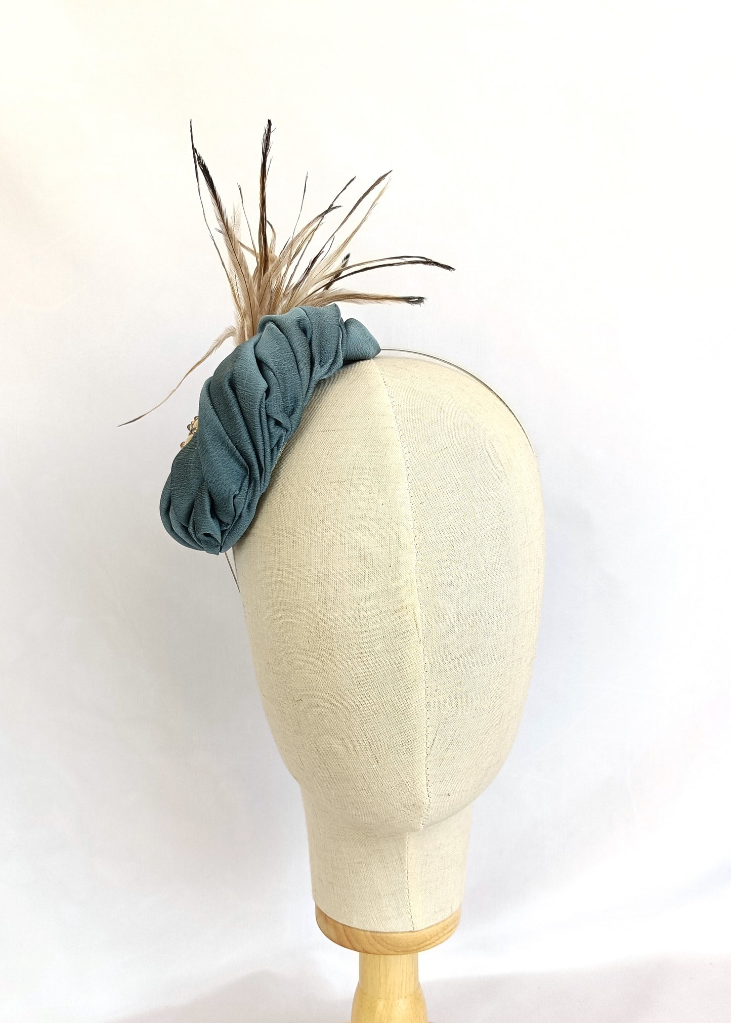 Tocado gris azulado redondo para invitadas, Tocado gris elegante con plumas y perlas, Sombrero de cóctel gris, Sombrero de té gris elegante.