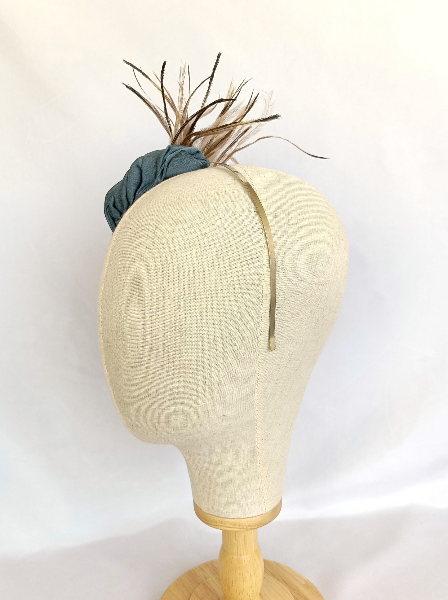 Tocado gris azulado redondo para invitadas, Tocado gris elegante con plumas y perlas, Sombrero de cóctel gris, Sombrero de té gris elegante.