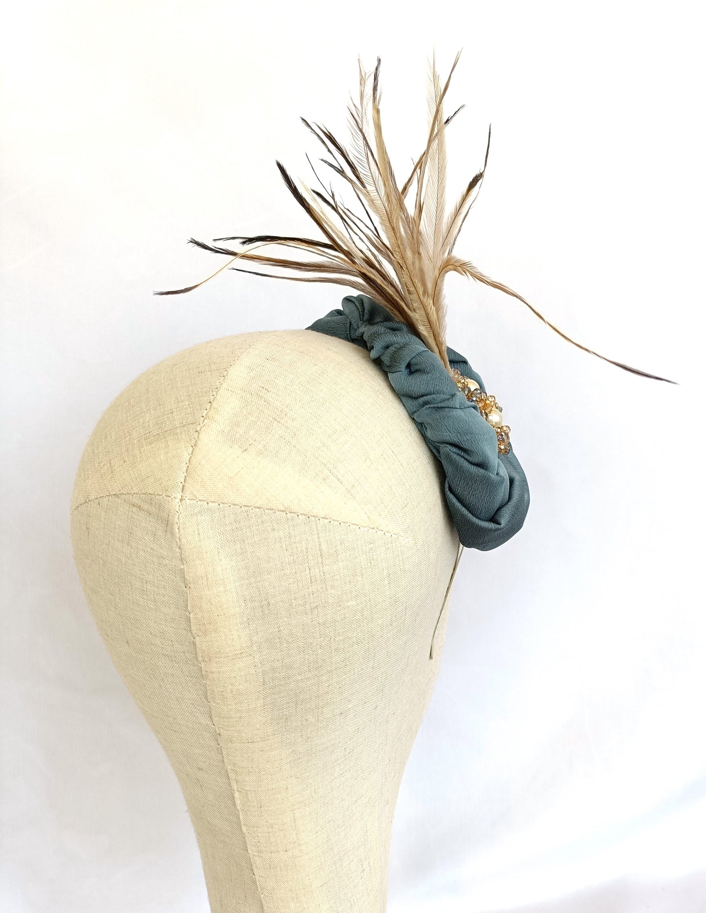 Tocado gris azulado redondo para invitadas, Tocado gris elegante con plumas y perlas, Sombrero de cóctel gris, Sombrero de té gris elegante.