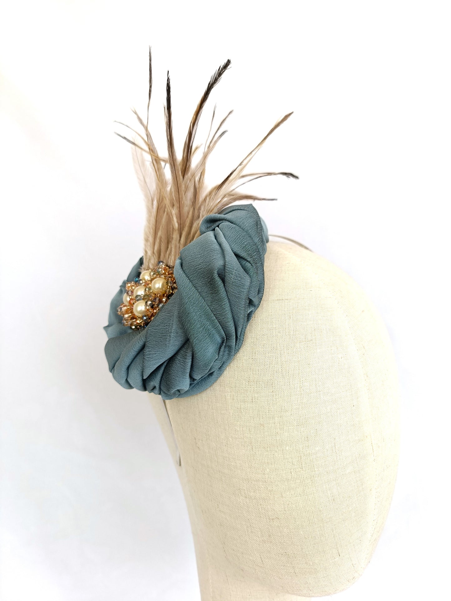 Tocado gris azulado redondo para invitadas, Tocado gris elegante con plumas y perlas, Sombrero de cóctel gris, Sombrero de té gris elegante.