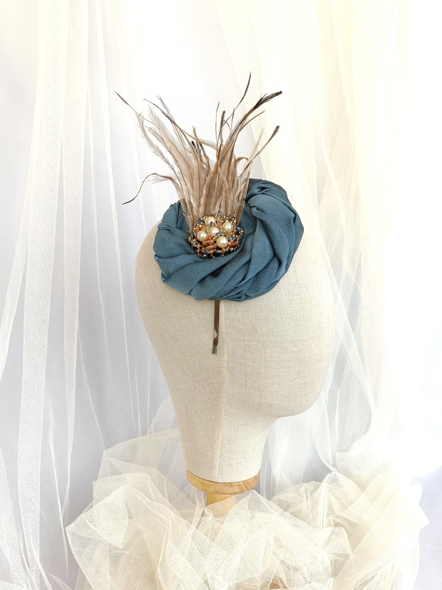 Tocado gris azulado redondo para invitadas, Tocado gris elegante con plumas y perlas, Sombrero de cóctel gris, Sombrero de té gris elegante.