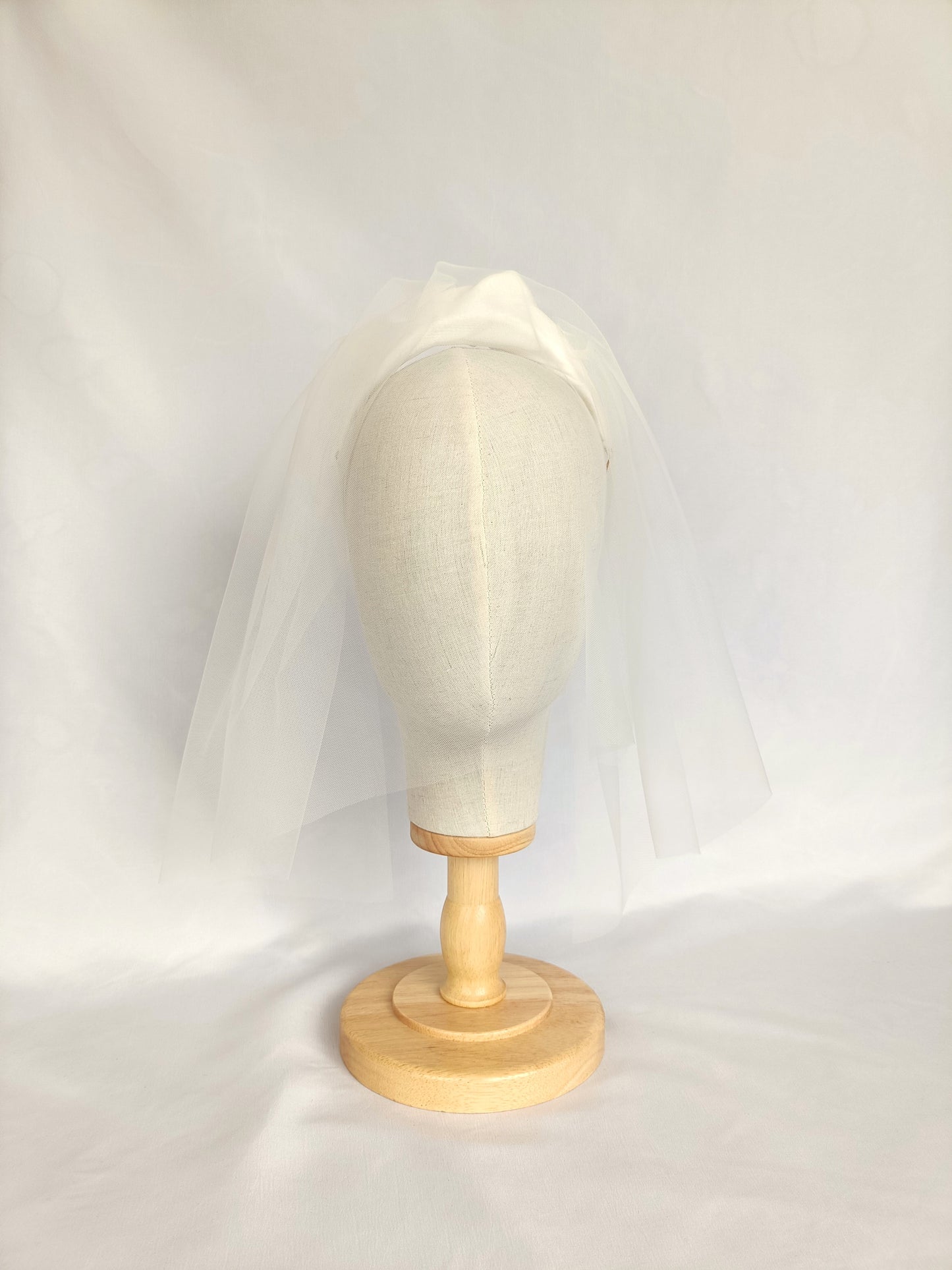 Tiara de novia con velo, Corona de novia blanca con velo y flores rojas, Tocado de novia con velo corto, Tocado de novia de seda blanca.