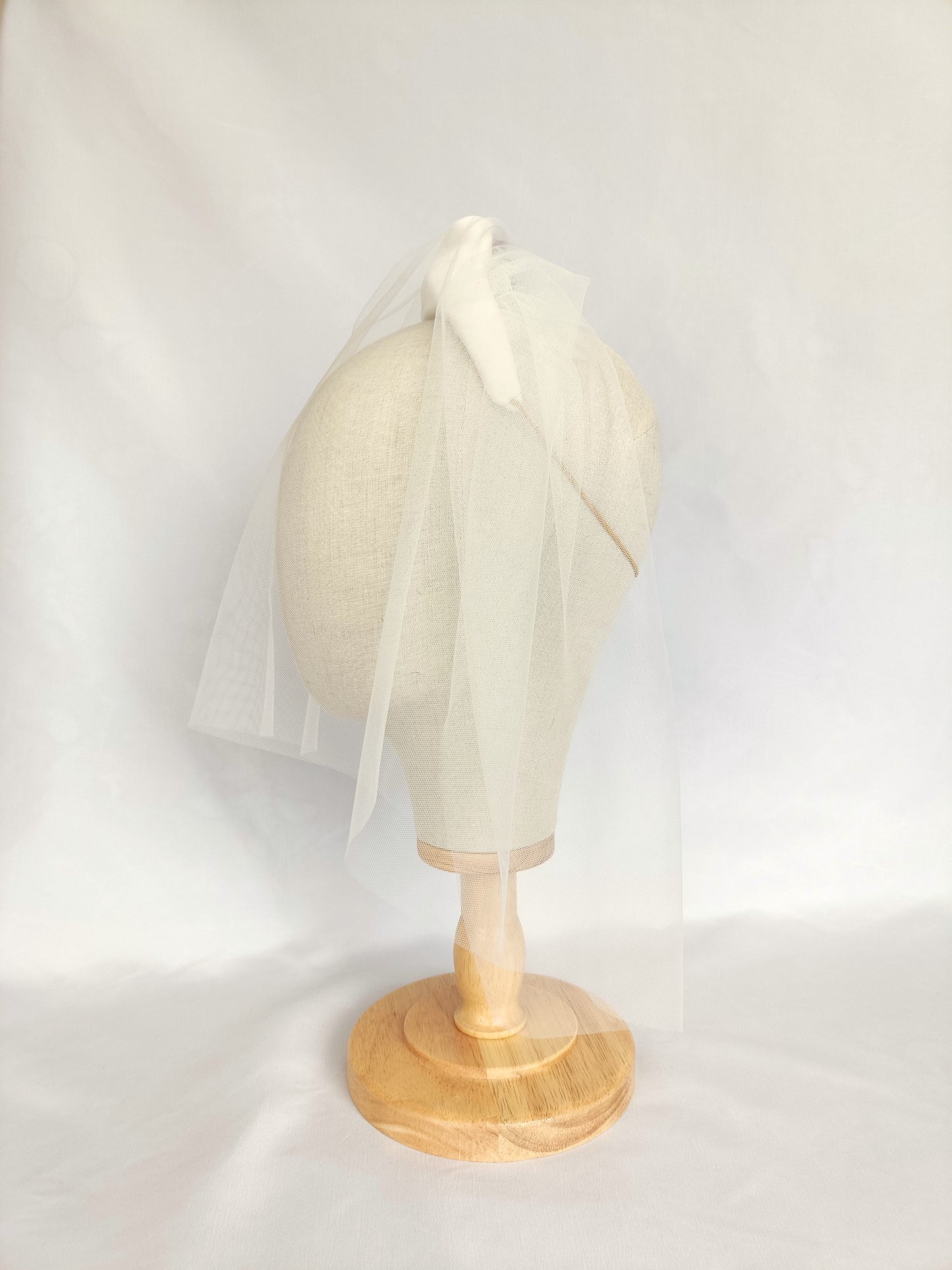 Tiara de novia con velo, Corona de novia blanca con velo y flores rojas, Tocado de novia con velo corto, Tocado de novia de seda blanca.