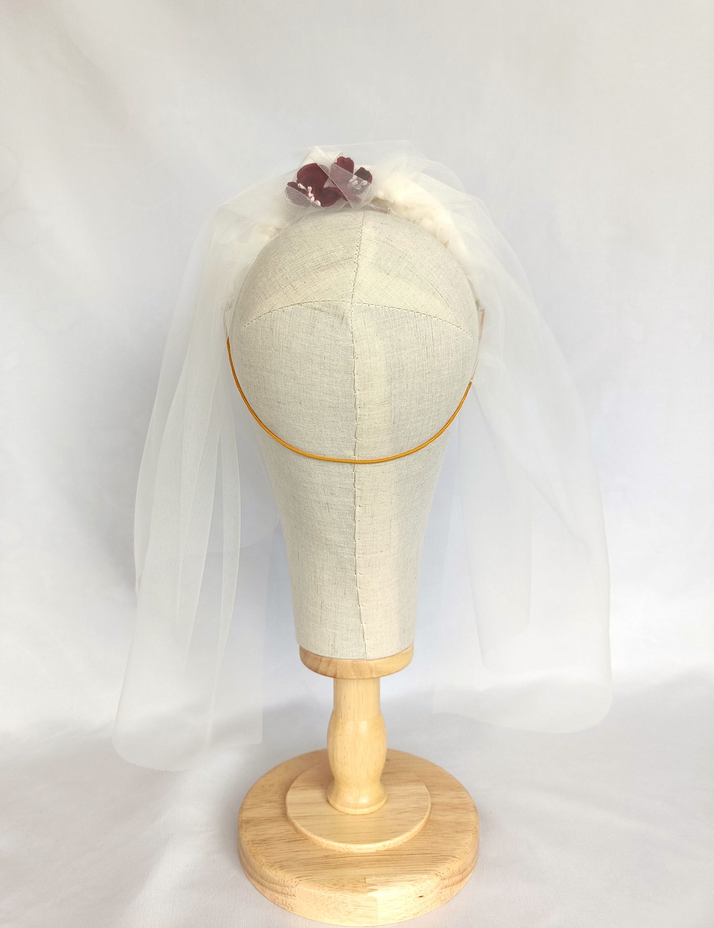 Tiara de novia con velo, Corona de novia blanca con velo y flores rojas, Tocado de novia con velo corto, Tocado de novia de seda blanca.