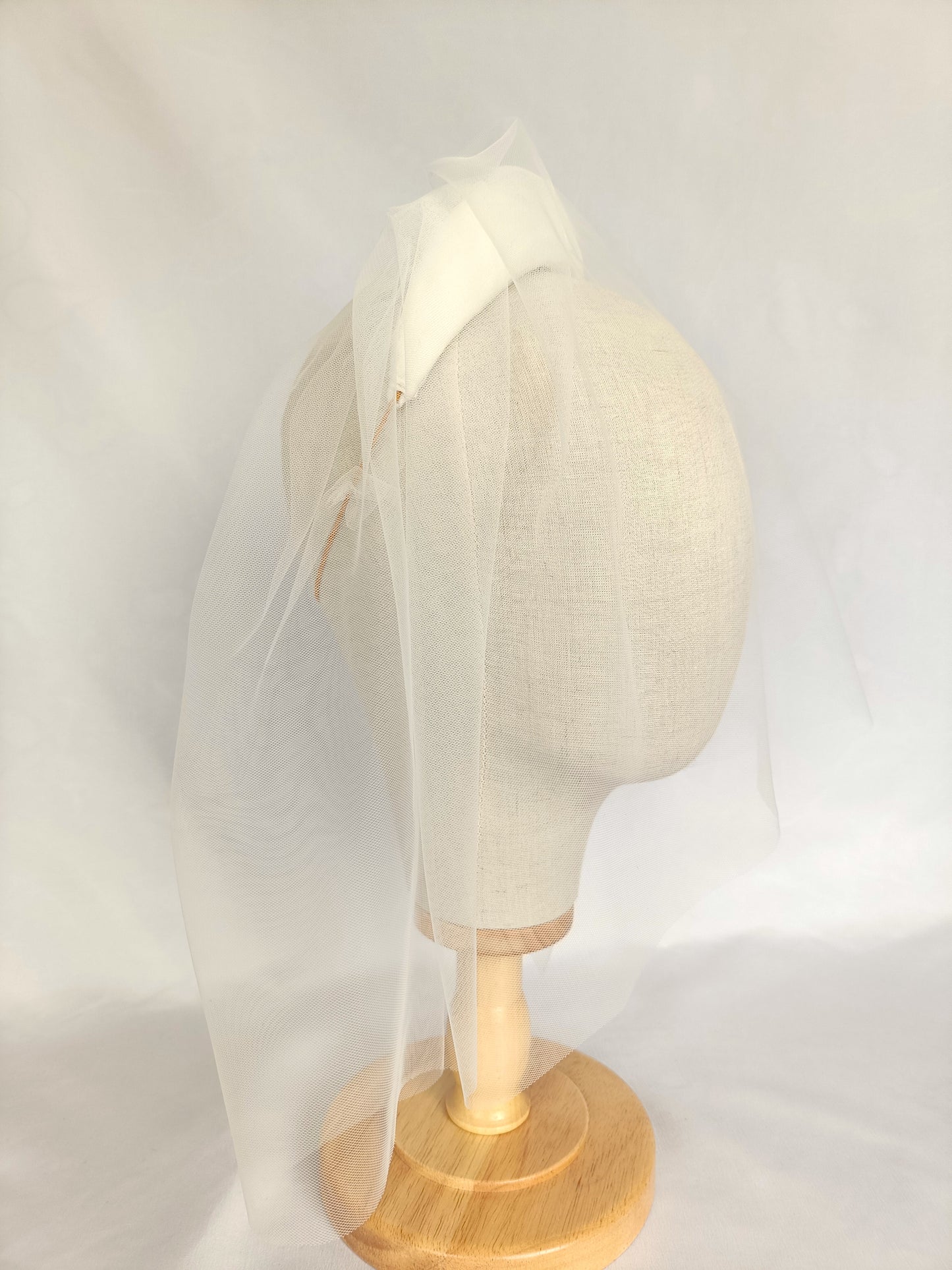 Tiara de novia con velo, Corona de novia blanca con velo y flores rojas, Tocado de novia con velo corto, Tocado de novia de seda blanca.