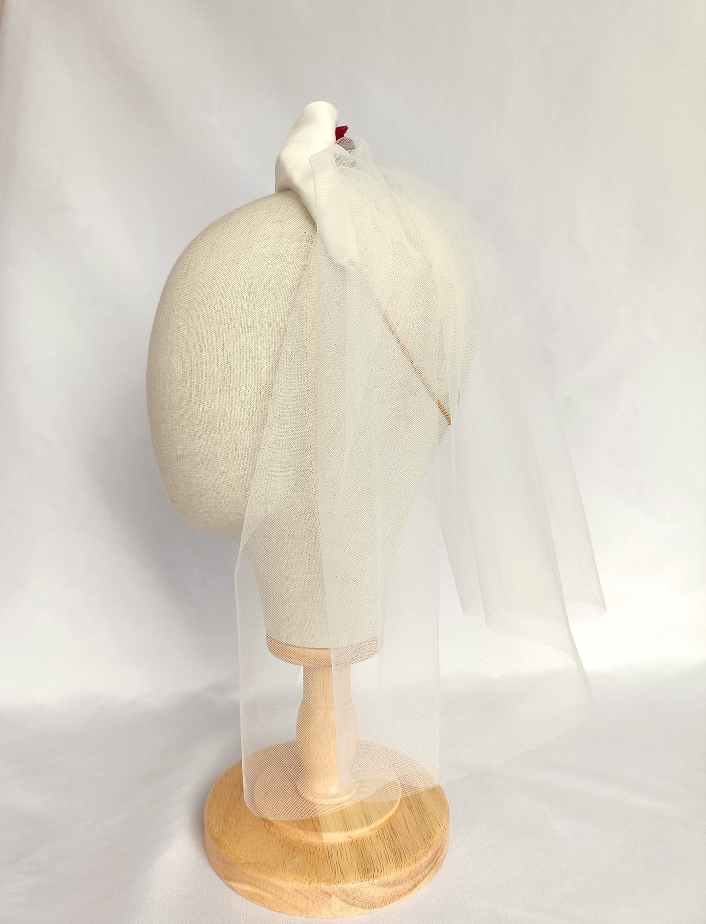 Tiara de novia con velo, Corona de novia blanca con velo y flores rojas, Tocado de novia con velo corto, Tocado de novia de seda blanca.