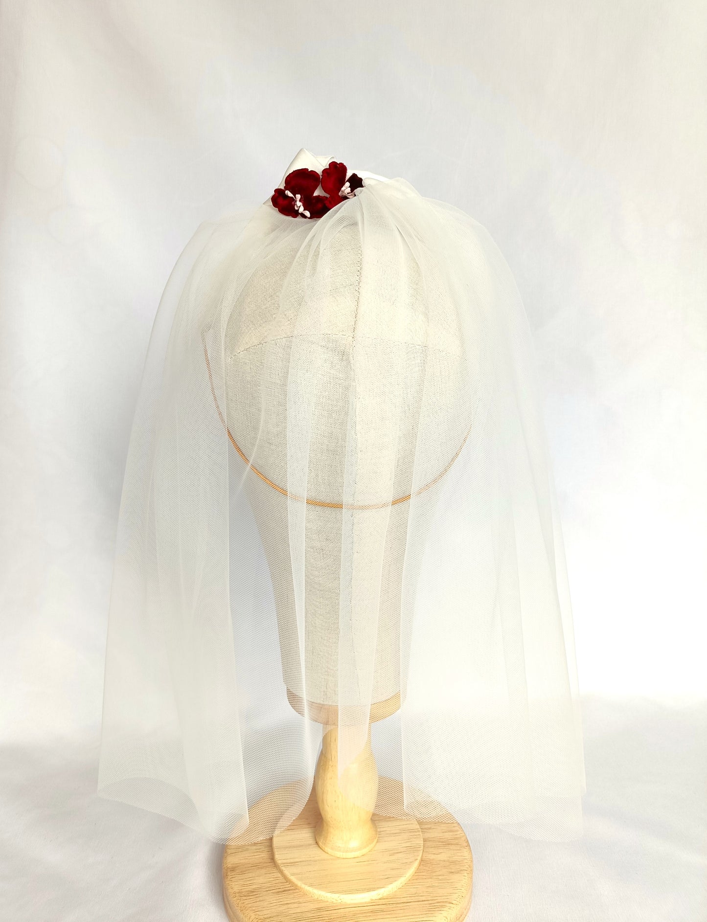 Tiara de novia con velo, Corona de novia blanca con velo y flores rojas, Tocado de novia con velo corto, Tocado de novia de seda blanca.