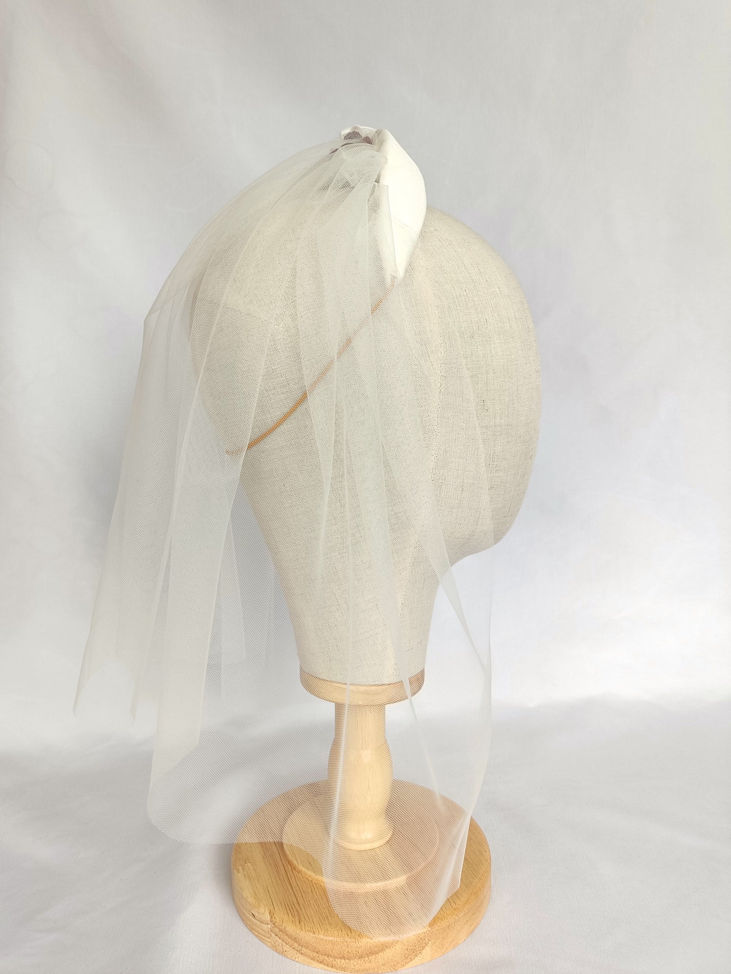 Tiara de novia con velo, Corona de novia blanca con velo y flores rojas, Tocado de novia con velo corto, Tocado de novia de seda blanca.