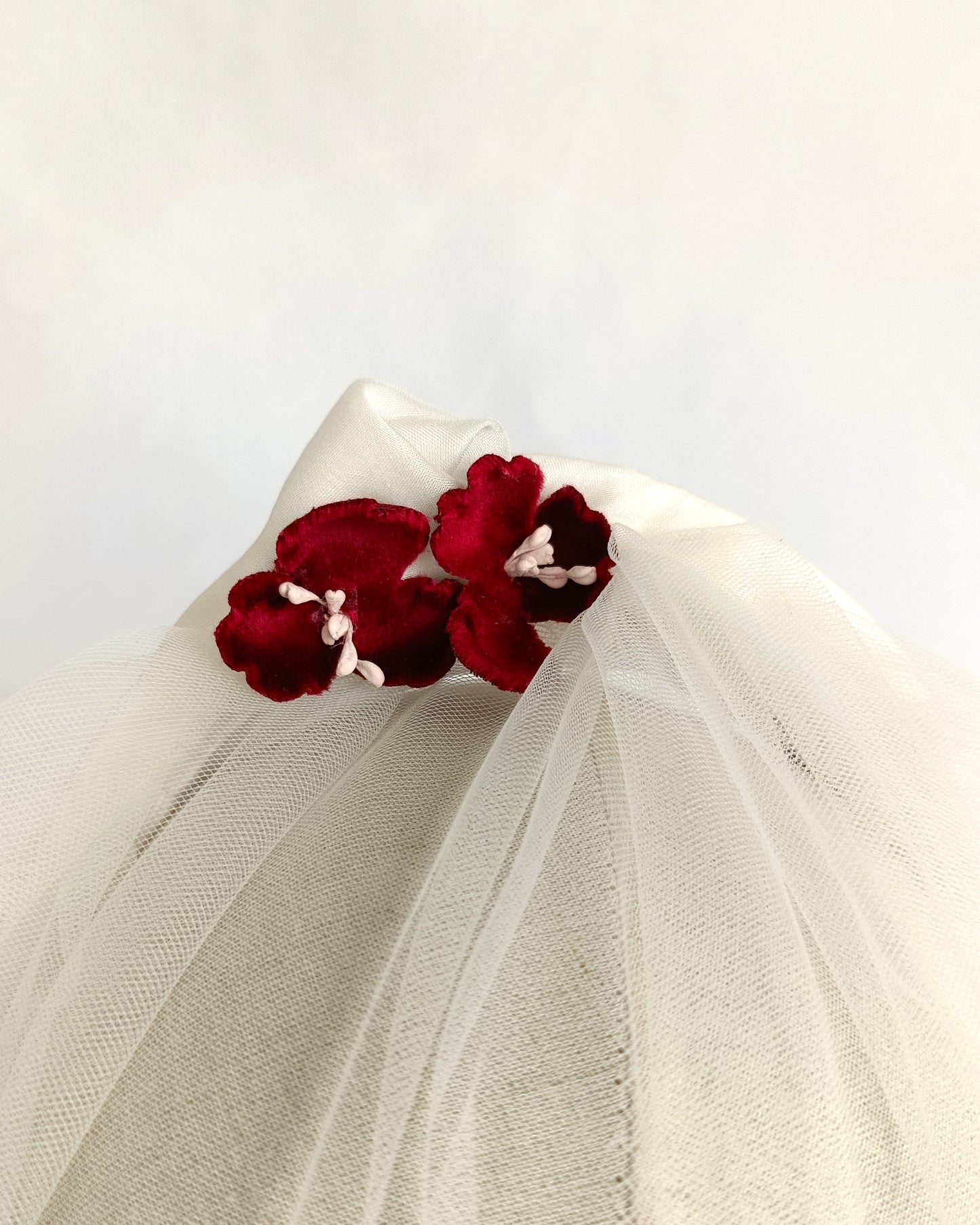 Tiara de novia con velo, Corona de novia blanca con velo y flores rojas, Tocado de novia con velo corto, Tocado de novia de seda blanca.