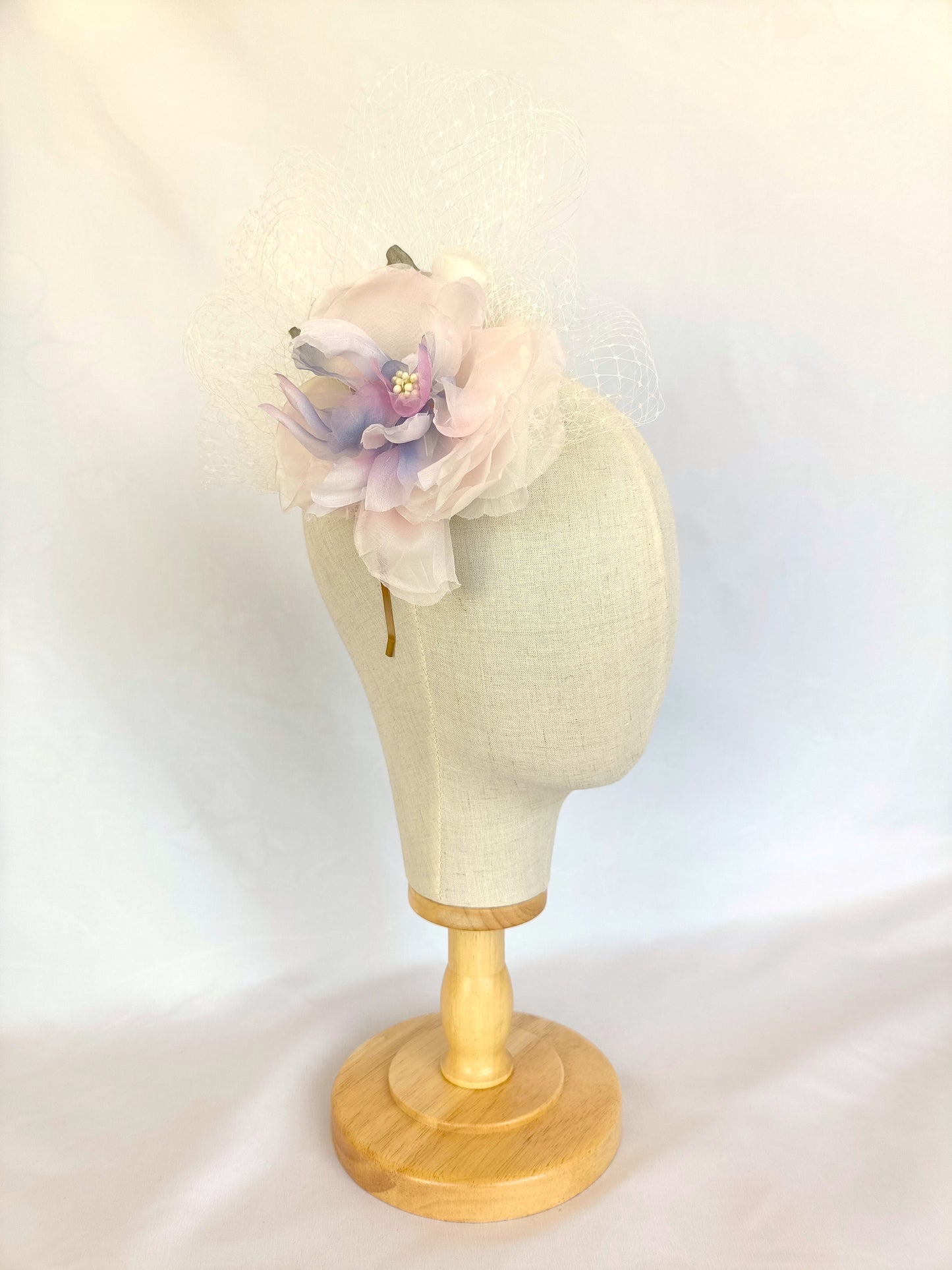 Tocado con flor morada y velo blanco, Mini sombrero con flor grande de organza lila, Tocado de hada rosa y morada para boda, Tocado floral para invitada.