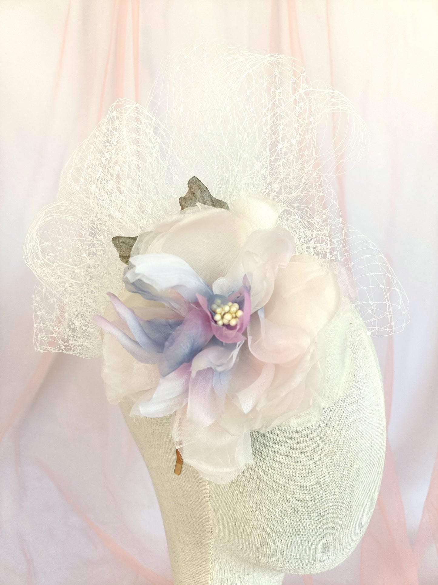 Tocado con flor morada y velo blanco, Mini sombrero con flor grande de organza lila, Tocado de hada rosa y morada para boda, Tocado floral para invitada.