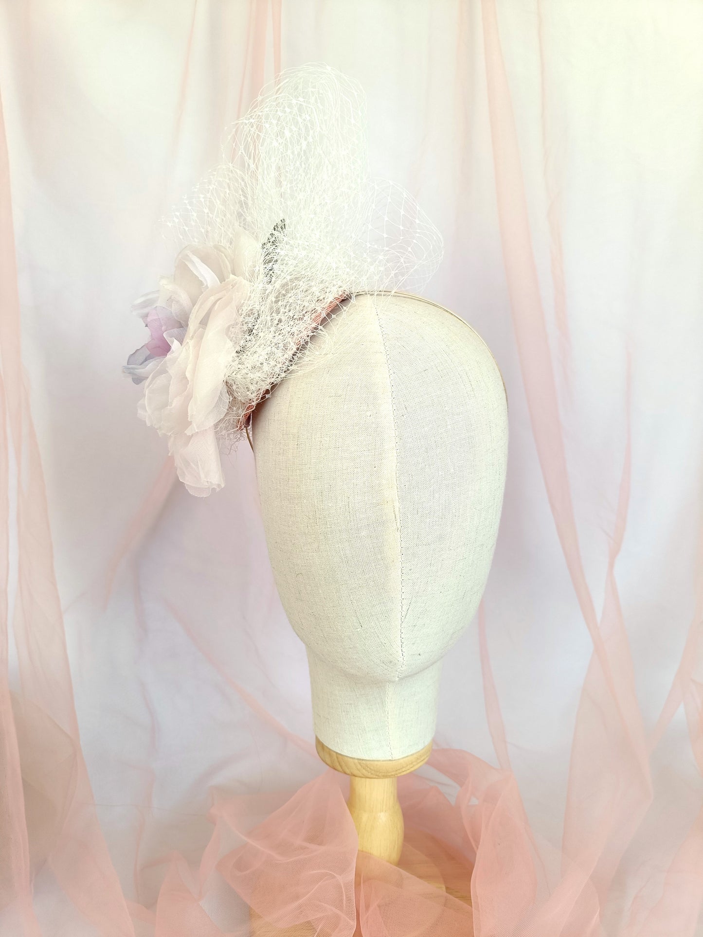 Tocado con flor morada y velo blanco, Mini sombrero con flor grande de organza lila, Tocado de hada rosa y morada para boda, Tocado floral para invitada.