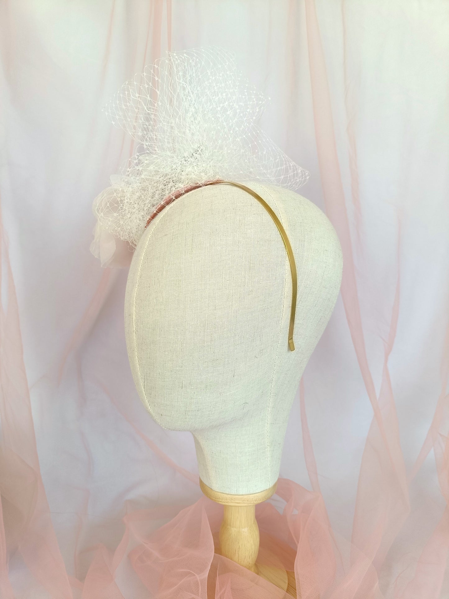 Tocado con flor morada y velo blanco, Mini sombrero con flor grande de organza lila, Tocado de hada rosa y morada para boda, Tocado floral para invitada.
