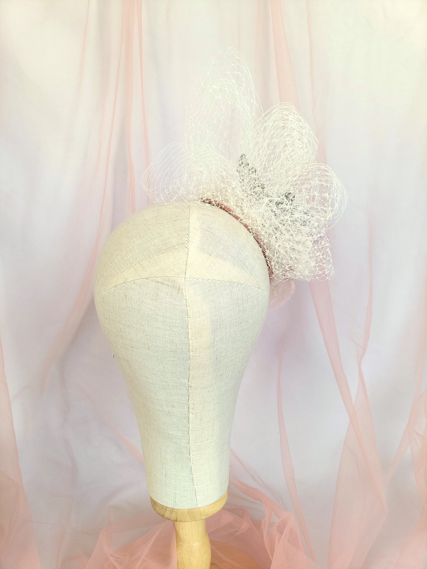 Tocado con flor morada y velo blanco, Mini sombrero con flor grande de organza lila, Tocado de hada rosa y morada para boda, Tocado floral para invitada.