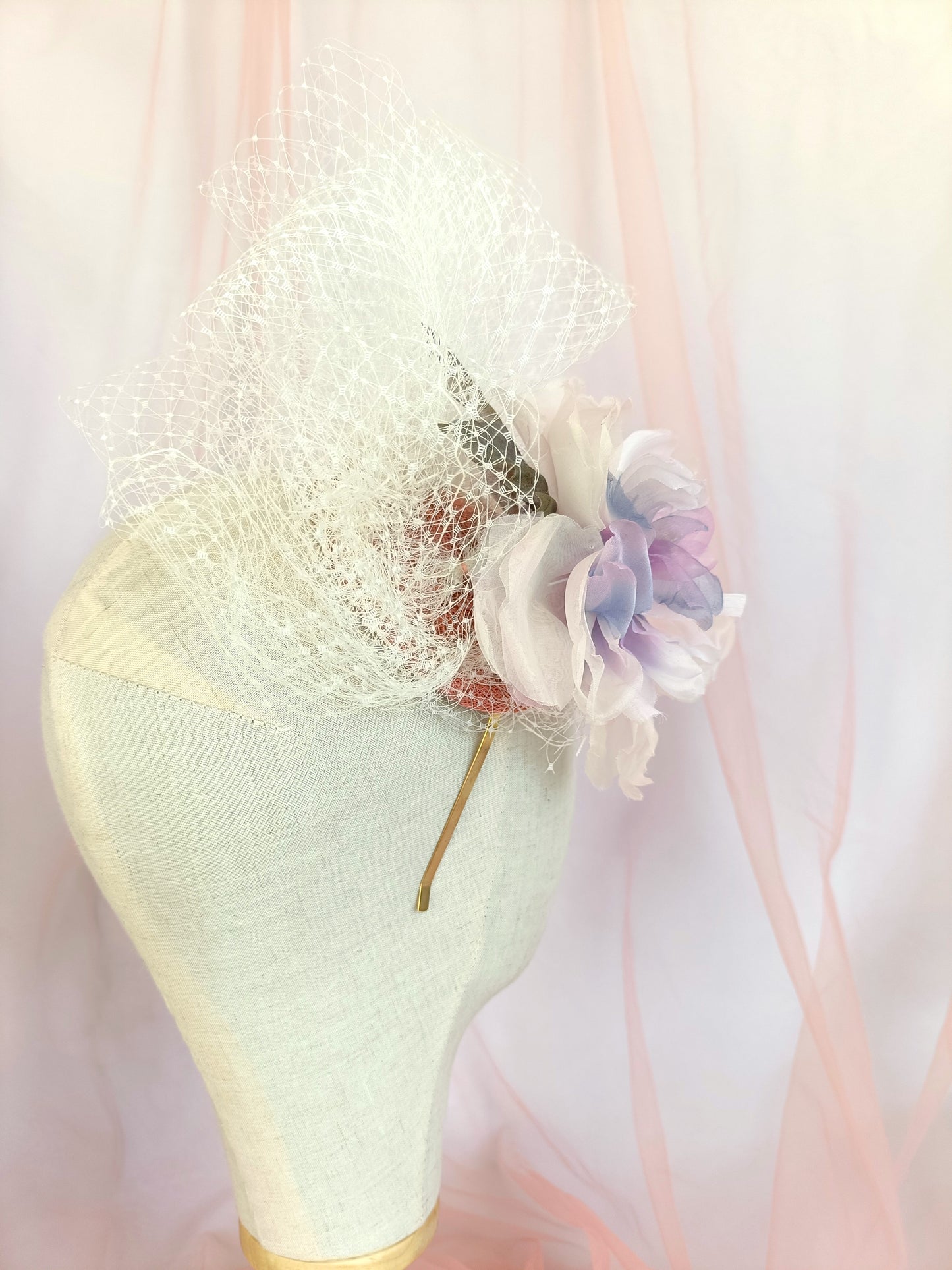 Tocado con flor morada y velo blanco, Mini sombrero con flor grande de organza lila, Tocado de hada rosa y morada para boda, Tocado floral para invitada.