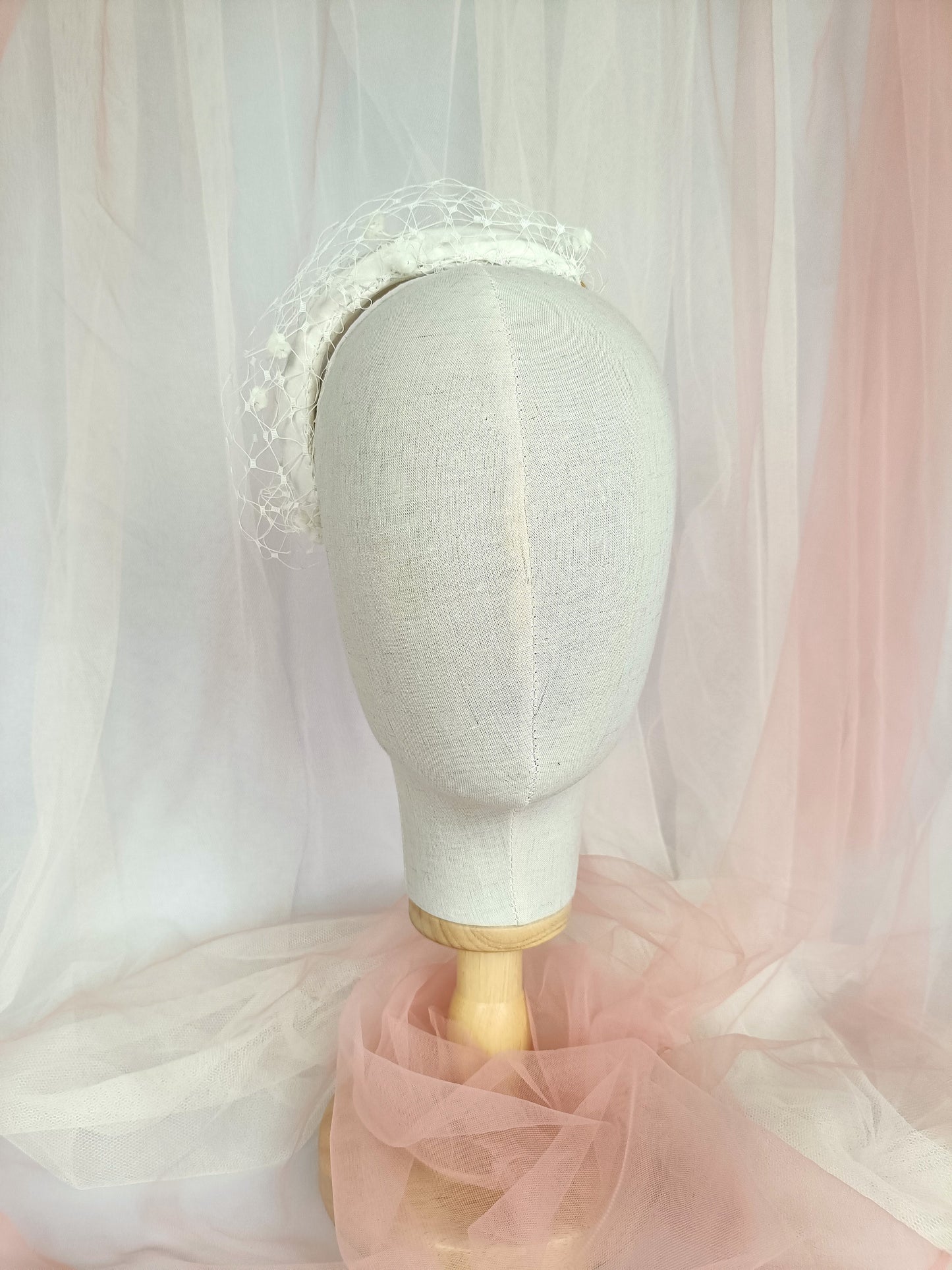 Pequeño tocado blanco con velo para novia, Original tocado marfil para novia, Tocado lateral crema con velo con diseño sencillo.