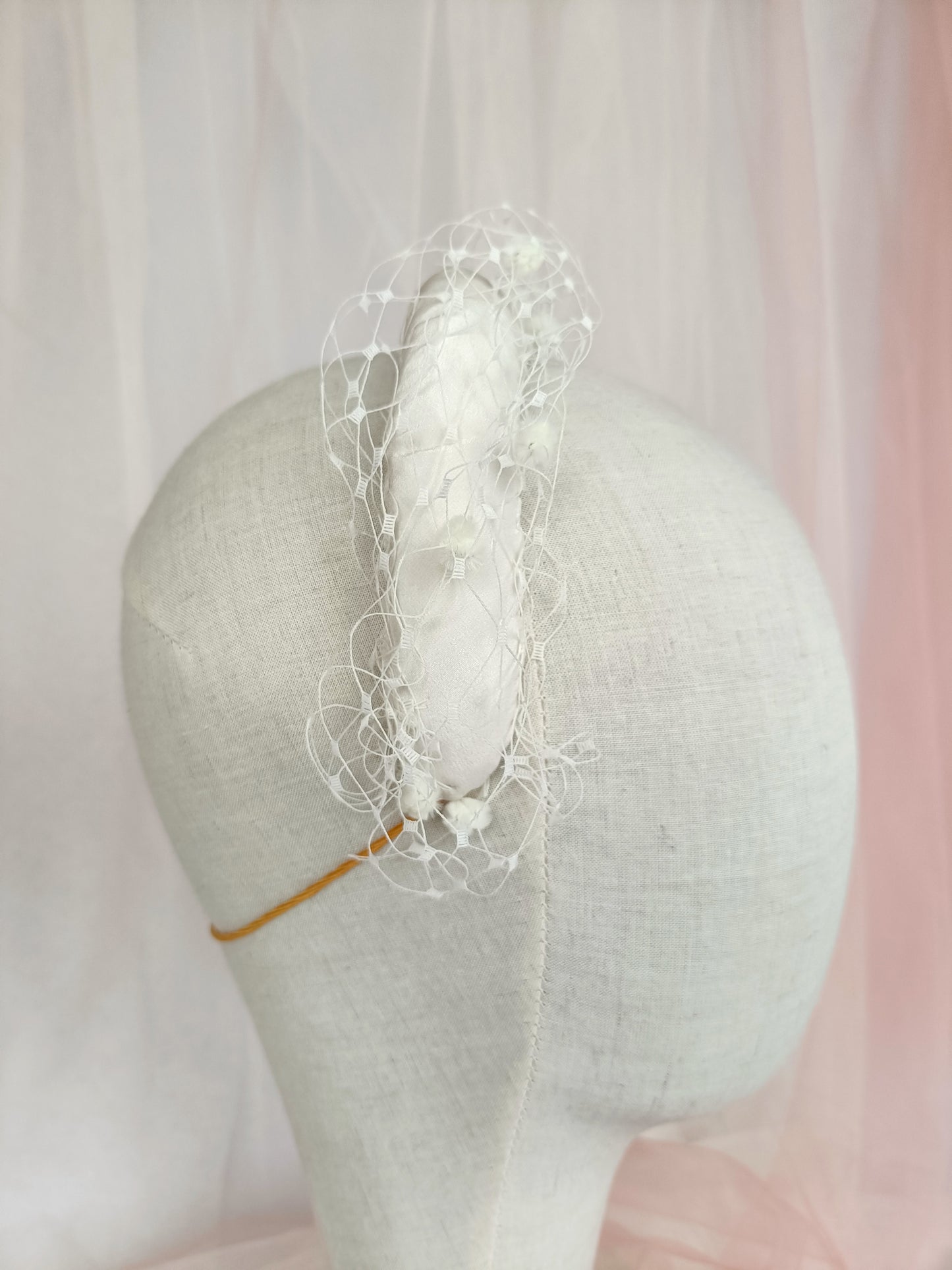 Pequeño tocado blanco con velo para novia, Original tocado marfil para novia, Tocado lateral crema con velo con diseño sencillo.