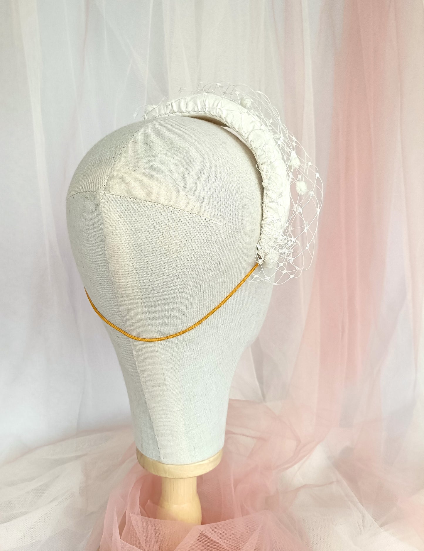 Pequeño tocado blanco con velo para novia, Original tocado marfil para novia, Tocado lateral crema con velo con diseño sencillo.