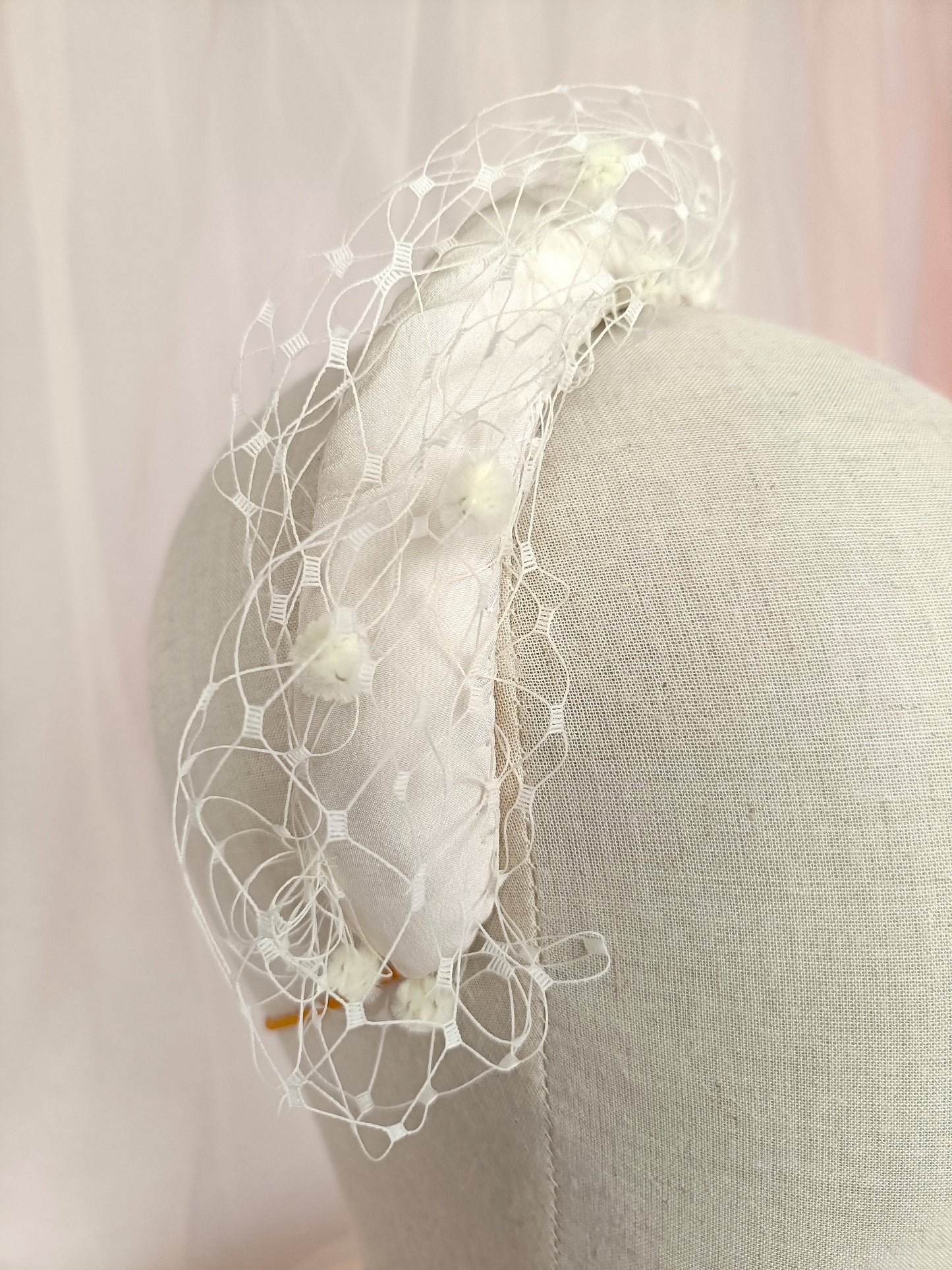 Pequeño tocado blanco con velo para novia, Original tocado marfil para novia, Tocado lateral crema con velo con diseño sencillo.