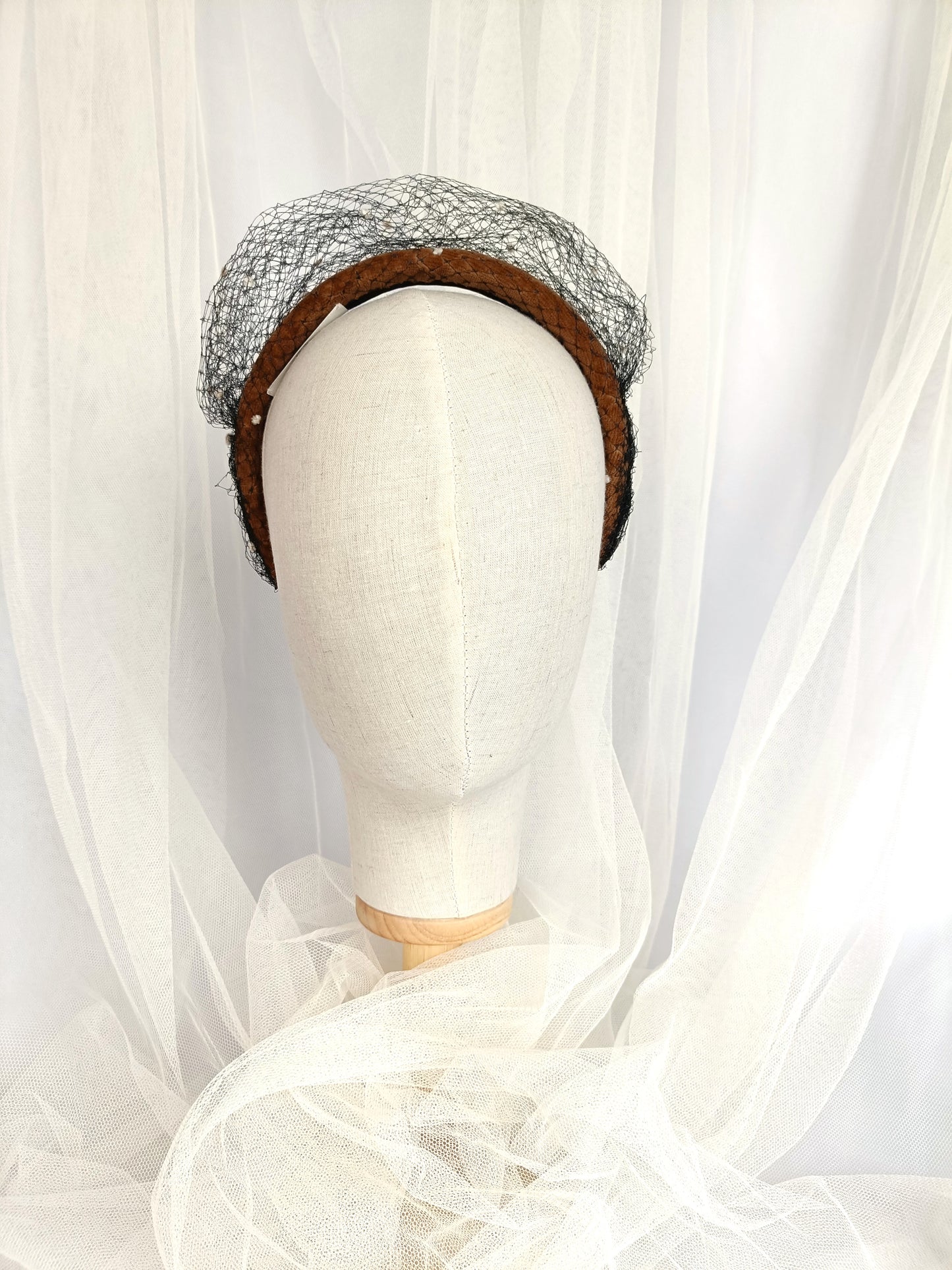 Elegante diadema marrón, diadema de terciopelo color leonado y negro para invitada, diadema de fiesta caramelo con velo, diadema marrón sencilla para cóctel.