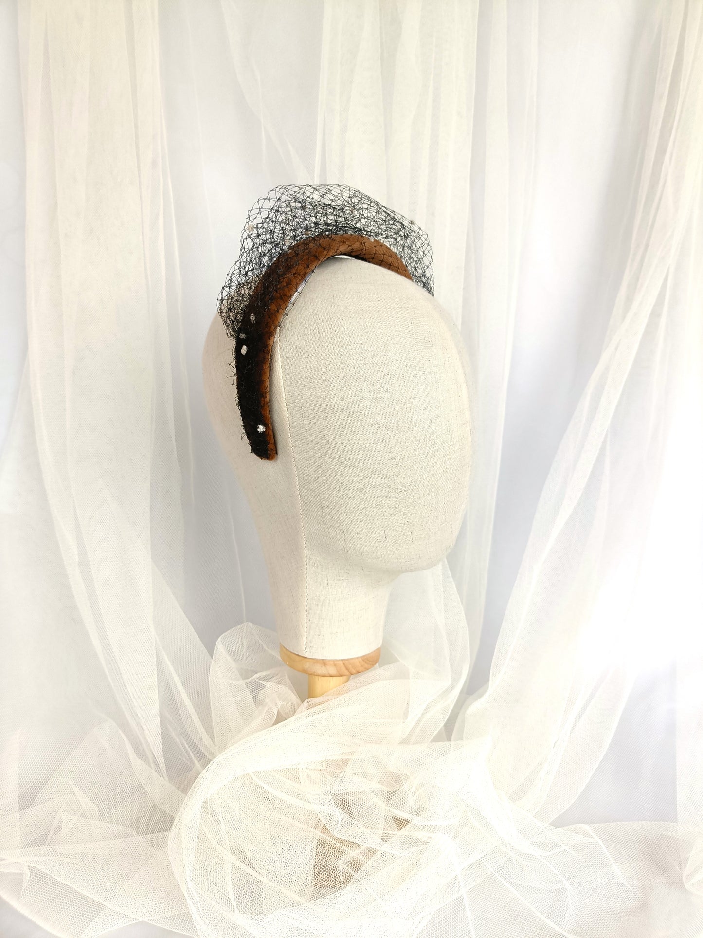 Elegante diadema marrón, diadema de terciopelo color leonado y negro para invitada, diadema de fiesta caramelo con velo, diadema marrón sencilla para cóctel.