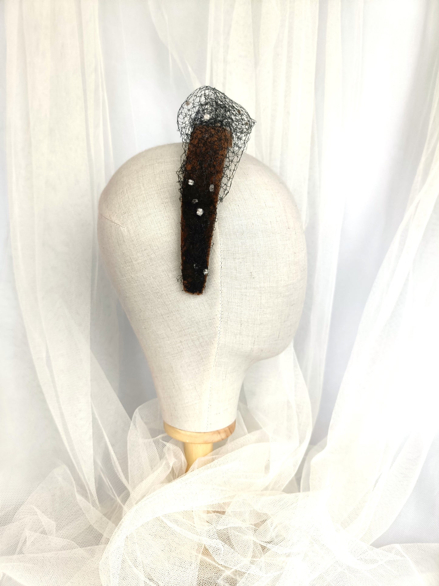 Elegante diadema marrón, diadema de terciopelo color leonado y negro para invitada, diadema de fiesta caramelo con velo, diadema marrón sencilla para cóctel.