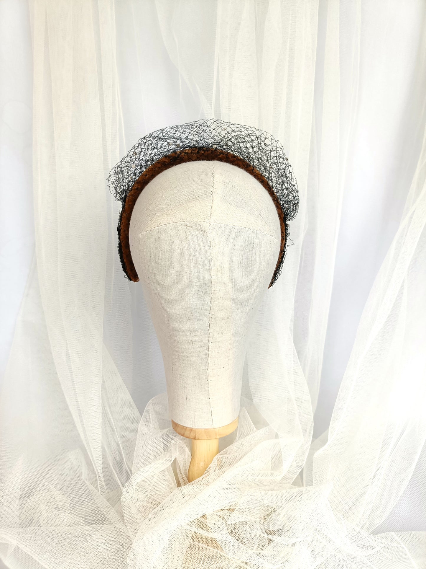 Elegante diadema marrón, diadema de terciopelo color leonado y negro para invitada, diadema de fiesta caramelo con velo, diadema marrón sencilla para cóctel.