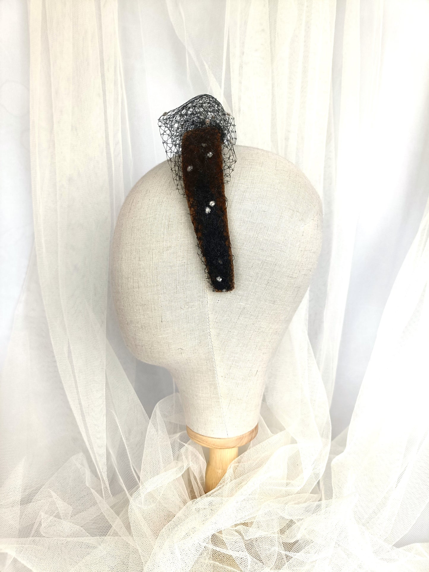 Elegante diadema marrón, diadema de terciopelo color leonado y negro para invitada, diadema de fiesta caramelo con velo, diadema marrón sencilla para cóctel.