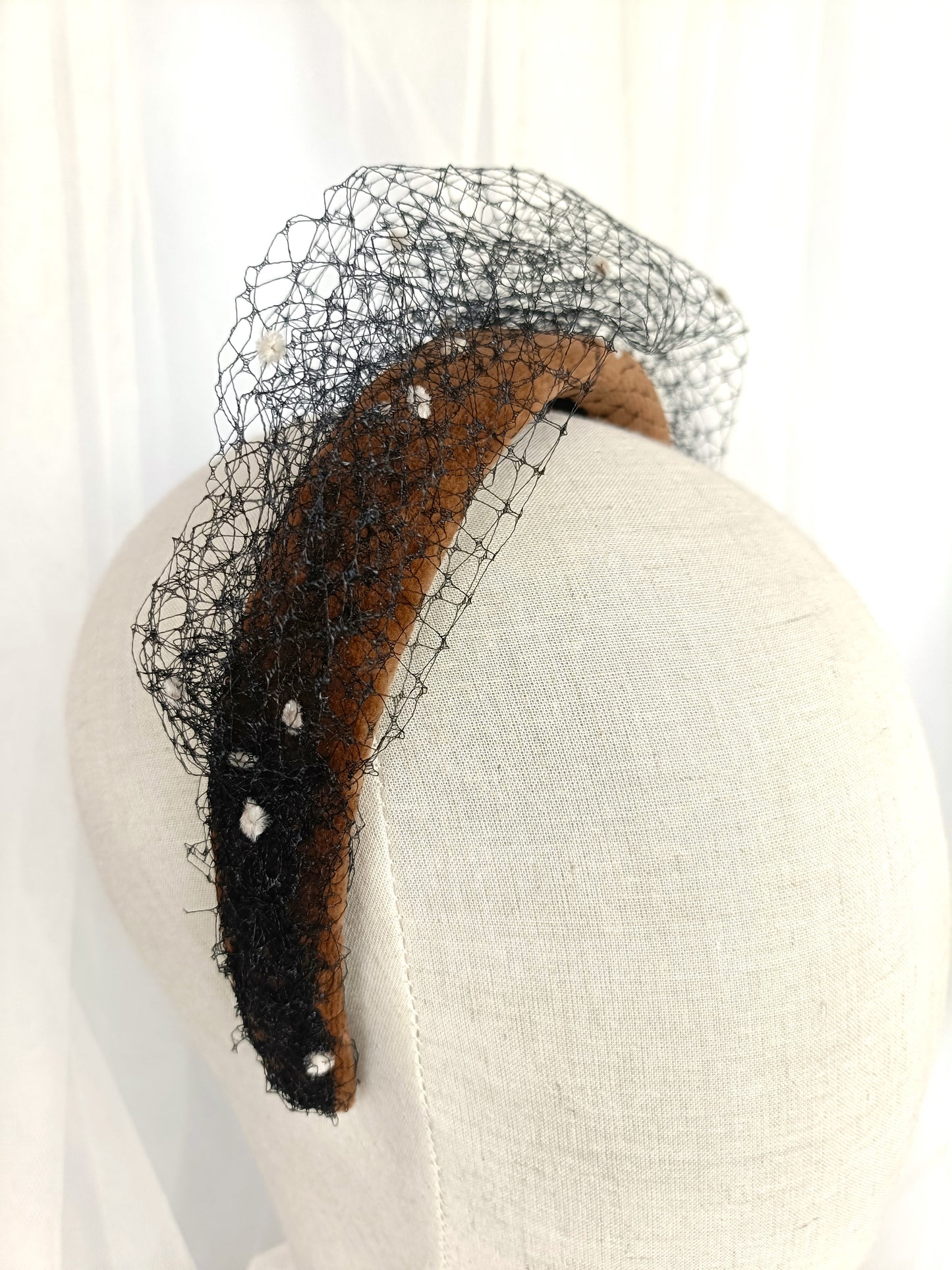 Elegante diadema marrón, diadema de terciopelo color leonado y negro para invitada, diadema de fiesta caramelo con velo, diadema marrón sencilla para cóctel.