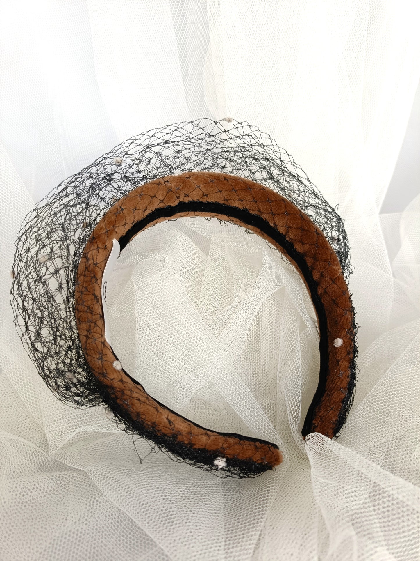 Elegante diadema marrón, diadema de terciopelo color leonado y negro para invitada, diadema de fiesta caramelo con velo, diadema marrón sencilla para cóctel.