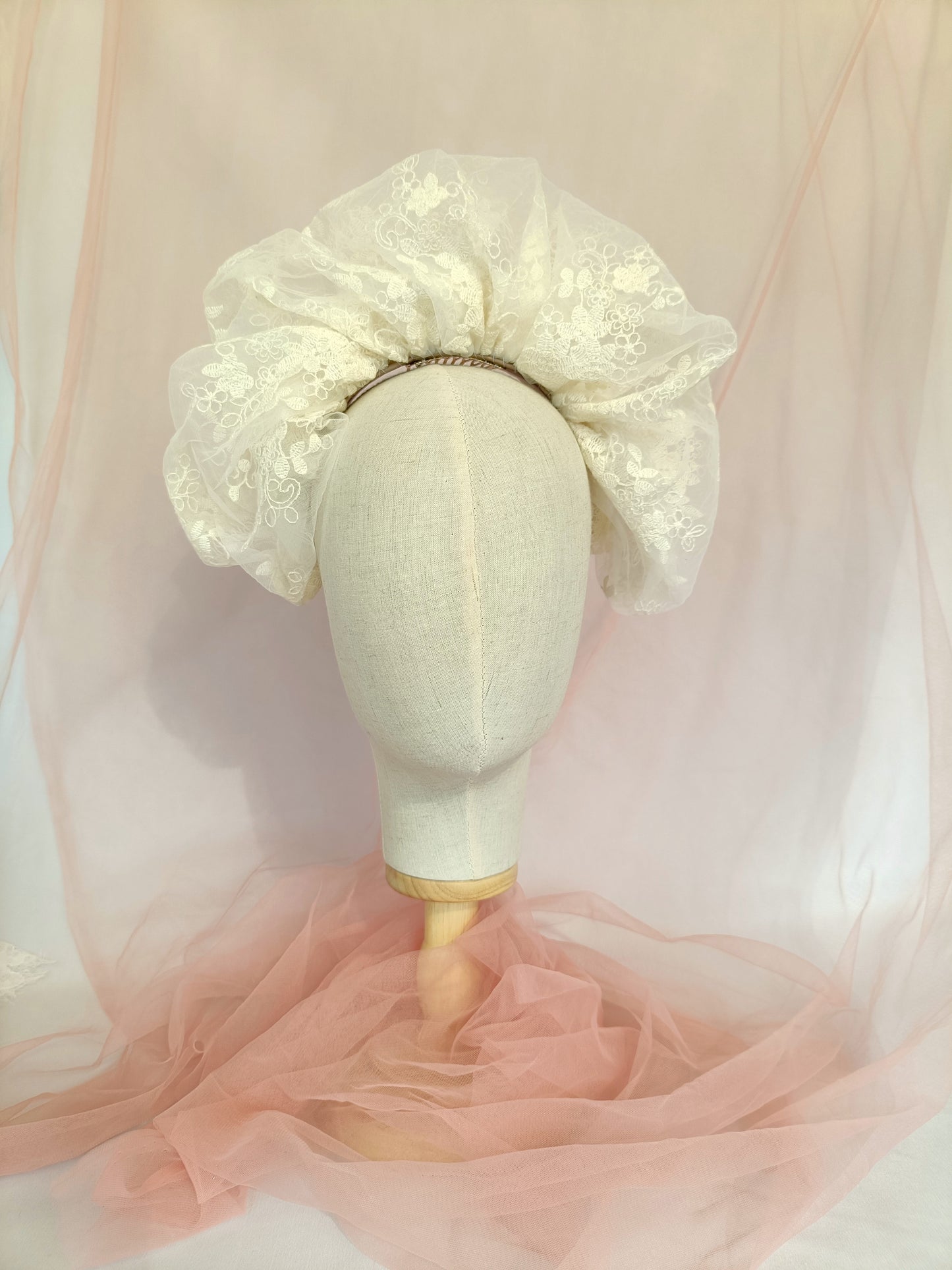Diadema de encaje marfil – Tocado artesanal de seda para novia.