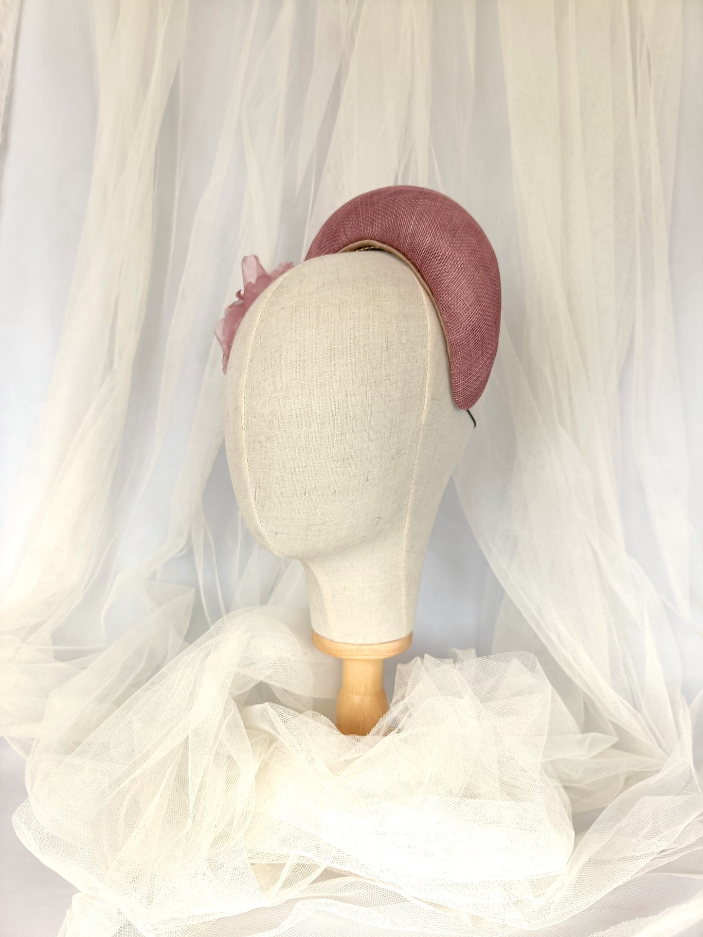 Diadema tocado en rosa palo con flores de organza, diseño elegante y romántico para invitada de boda o evento especial.