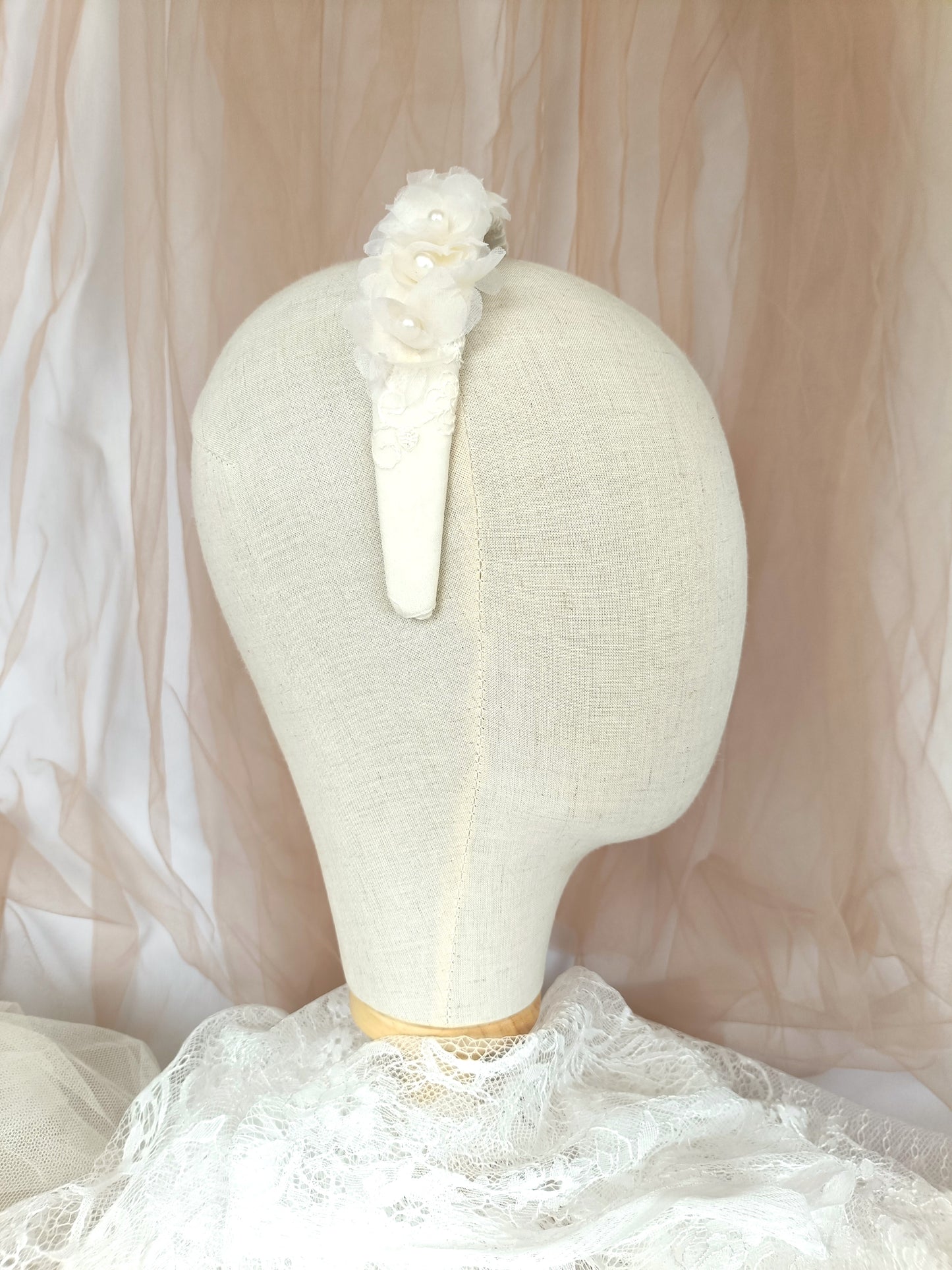 Diadema de encaje y flores blancas, tocado de novia marfil con flores y perlas, diadema elegante para niña, tocado de novia sencillo, diadema blanca para fiesta.