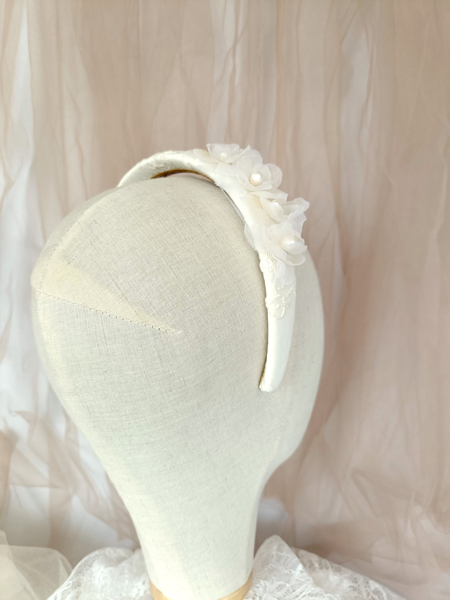 Diadema de encaje y flores blancas, tocado de novia marfil con flores y perlas, diadema elegante para niña, tocado de novia sencillo, diadema blanca para fiesta.