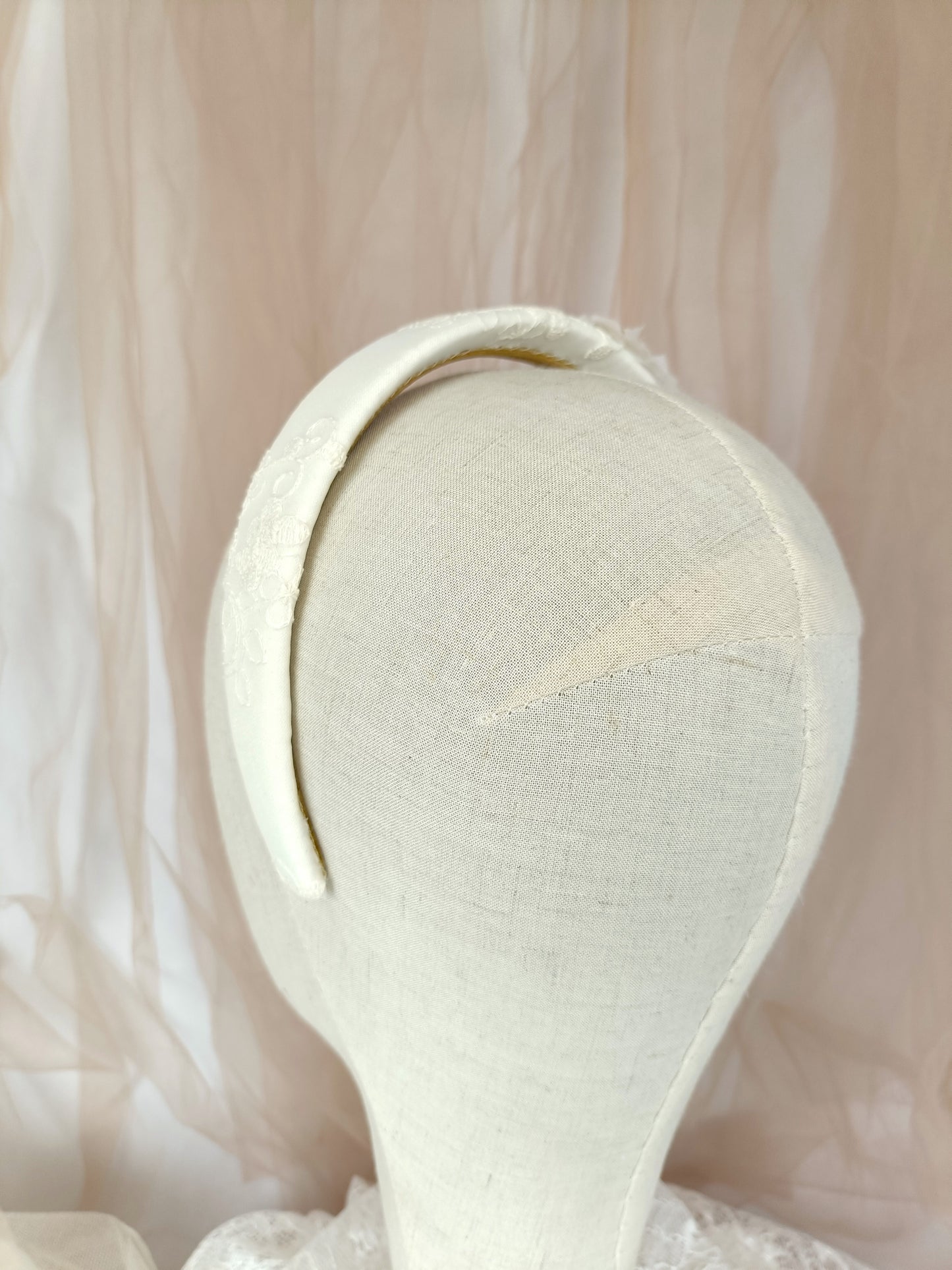 Diadema de encaje y flores blancas, tocado de novia marfil con flores y perlas, diadema elegante para niña, tocado de novia sencillo, diadema blanca para fiesta.