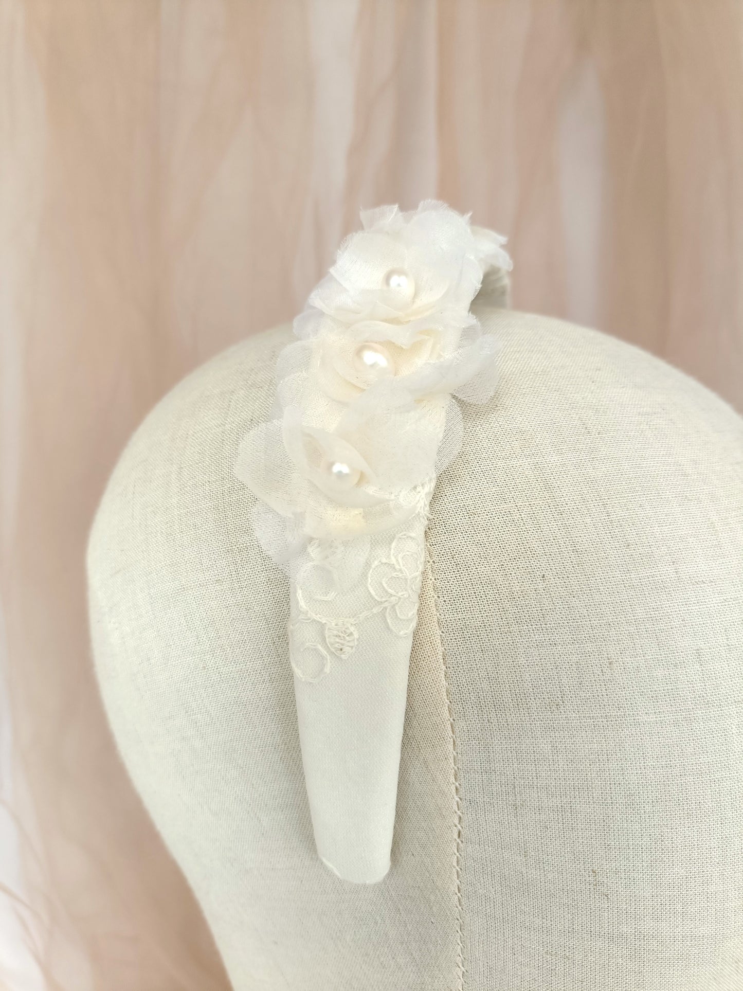 Diadema de encaje y flores blancas, tocado de novia marfil con flores y perlas, diadema elegante para niña, tocado de novia sencillo, diadema blanca para fiesta.