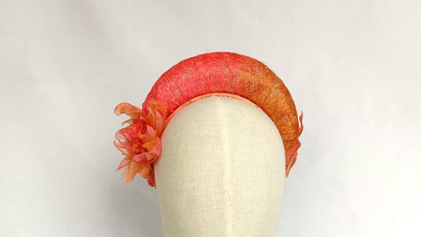 Tocado rosa y naranja para boda, diadema grande con flor naranja para invitada, tocado llamativo con flor para fiesta.