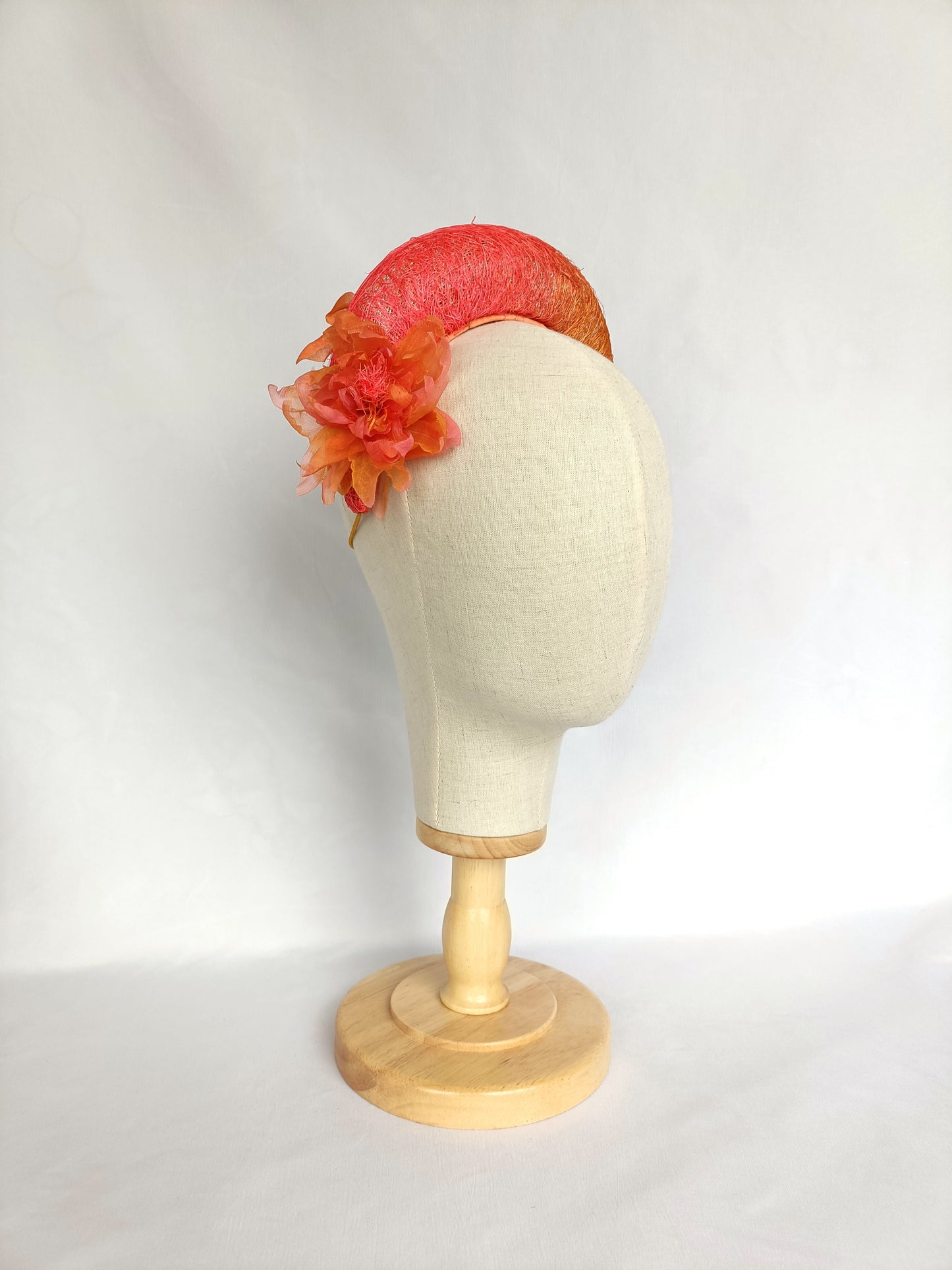 Tocado rosa y naranja para boda, diadema grande con flor naranja para invitada, tocado llamativo con flor para fiesta.