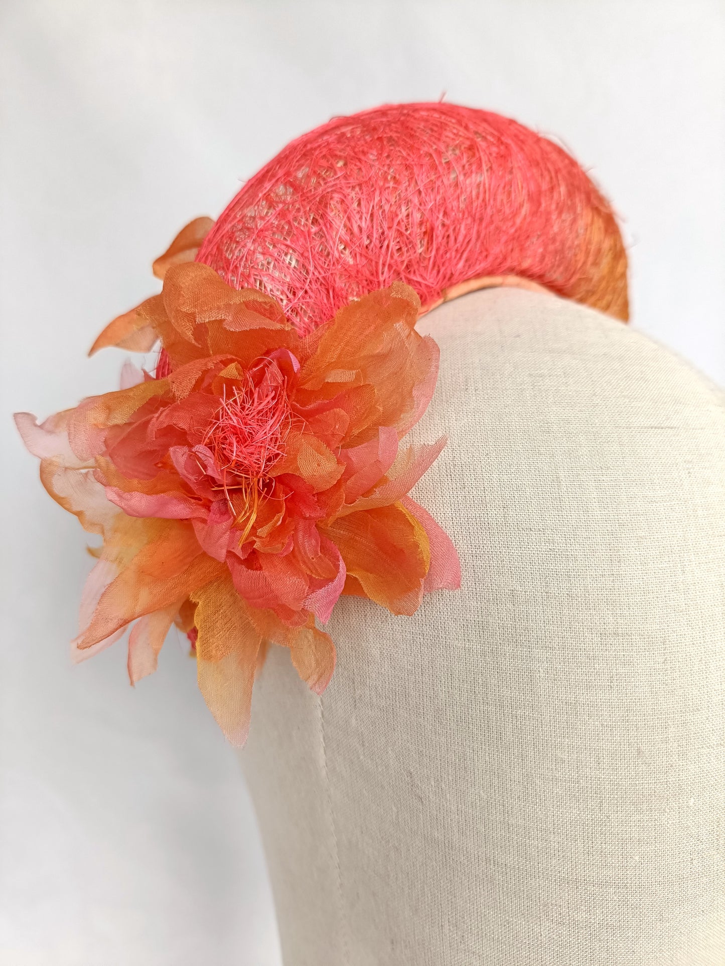 Tocado rosa y naranja para boda, diadema grande con flor naranja para invitada, tocado llamativo con flor para fiesta.